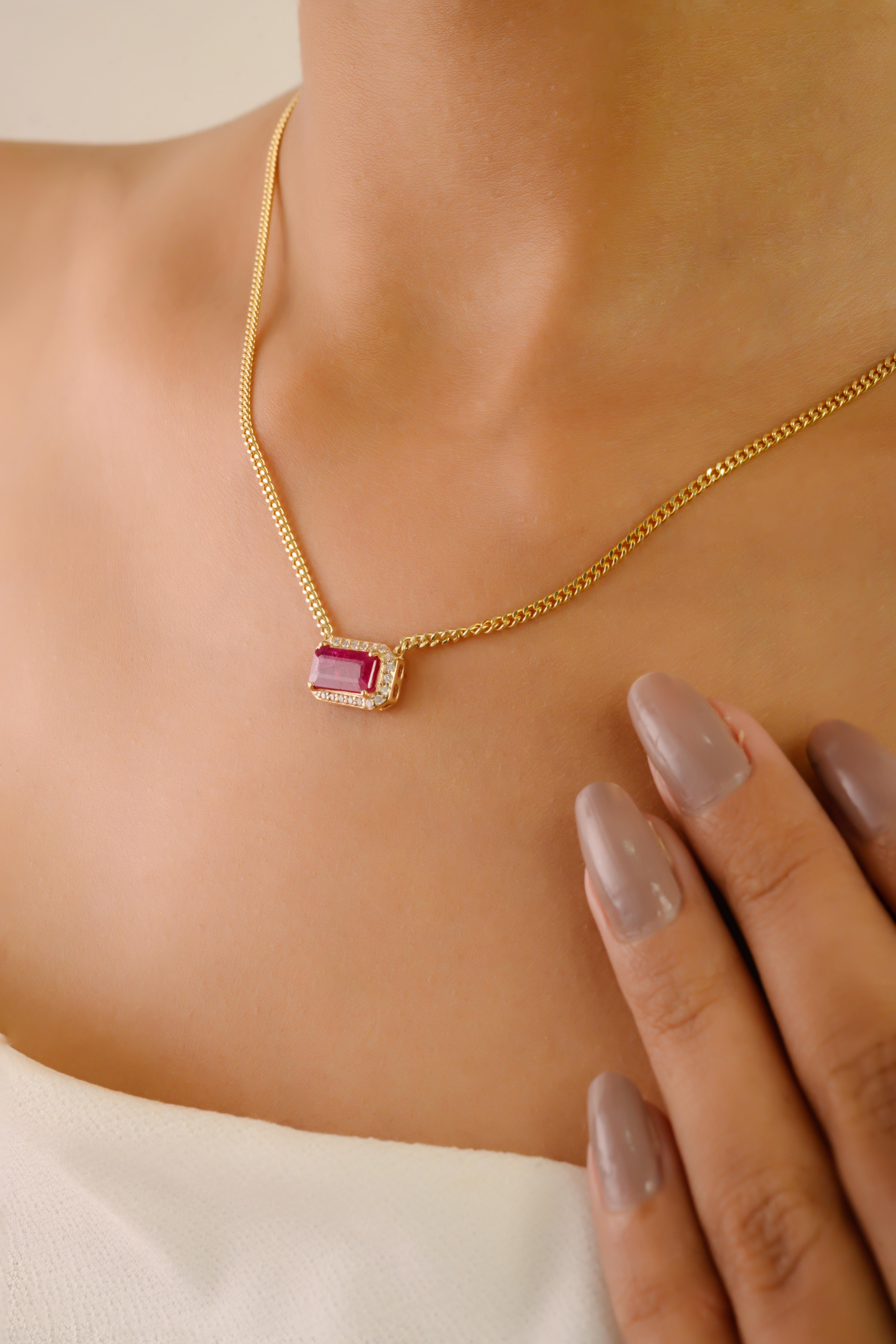 Ce pendentif exquis en or jaune 14 carats met en valeur un rubis naturel octogonal de 1,58 carat entouré d'un halo scintillant de diamants ronds de taille brillant d'un poids total de 0,14 carat. Chaque diamant, d'une taille d'environ 1,5 mm, est