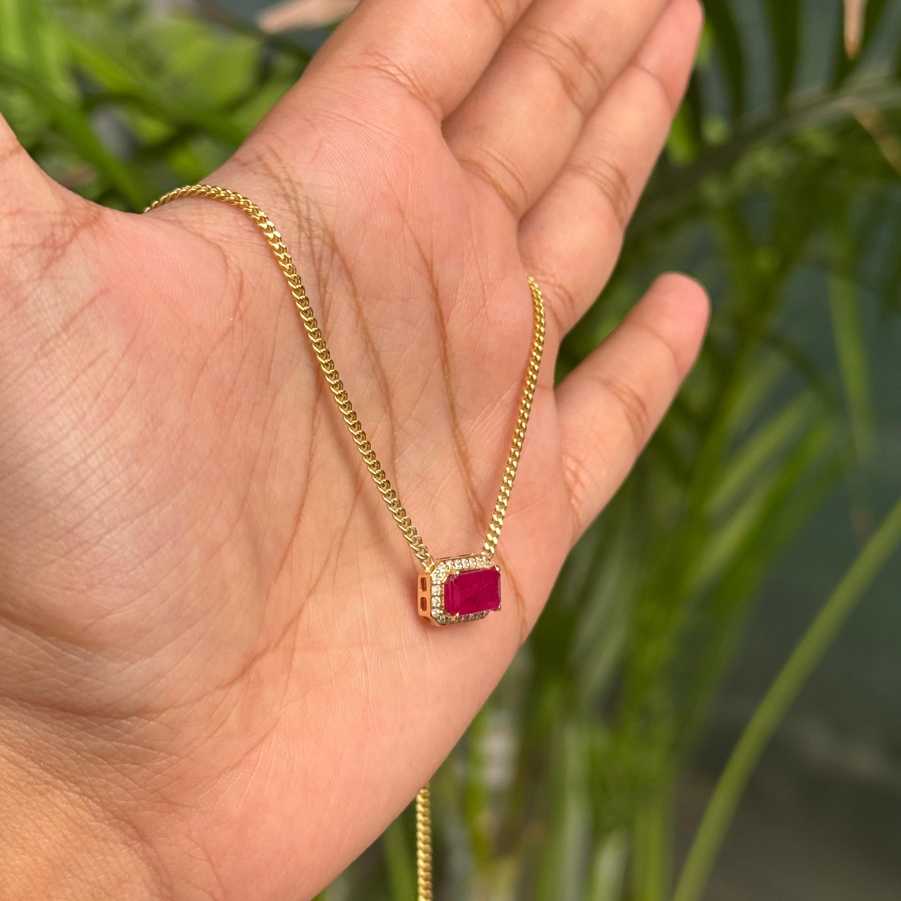 Collier pendentif halo en or jaune 14K de 1,58 ct de rubis naturel taillé en octogone et de diamants Pour femmes en vente