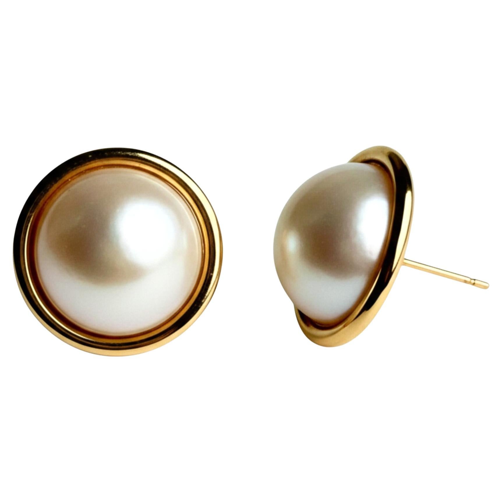 14K Yellow Gold 15.9 Millimeter Mabe Pearl Stud Earrings 0.75 Inch For Sale