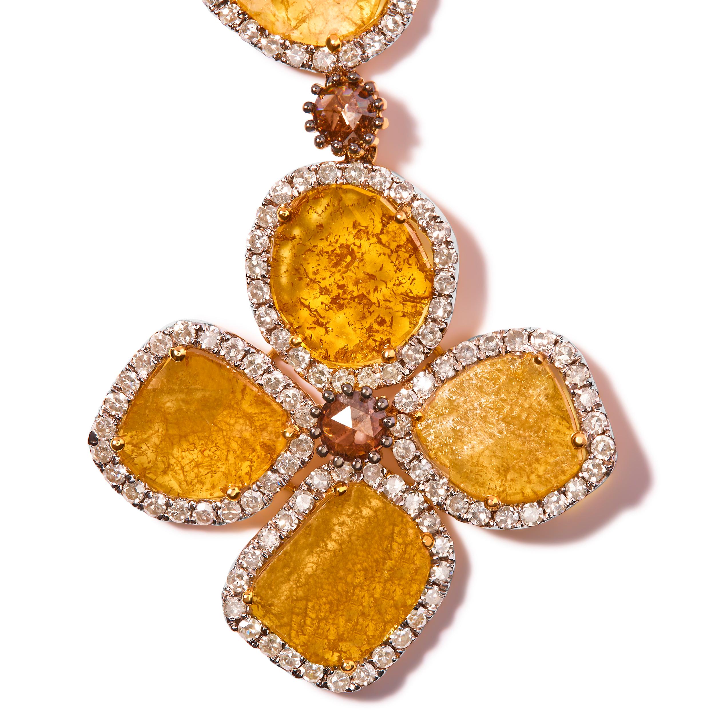 Diese Halskette aus 14-karätigem Gelbgold ist ein wahrhaft bezauberndes Meisterwerk, das mit seinem exquisiten Design und seinen schillernden Diamanten Ihr Herz erobern wird. Diese mit äußerster Präzision gefertigte Halskette enthält einen
