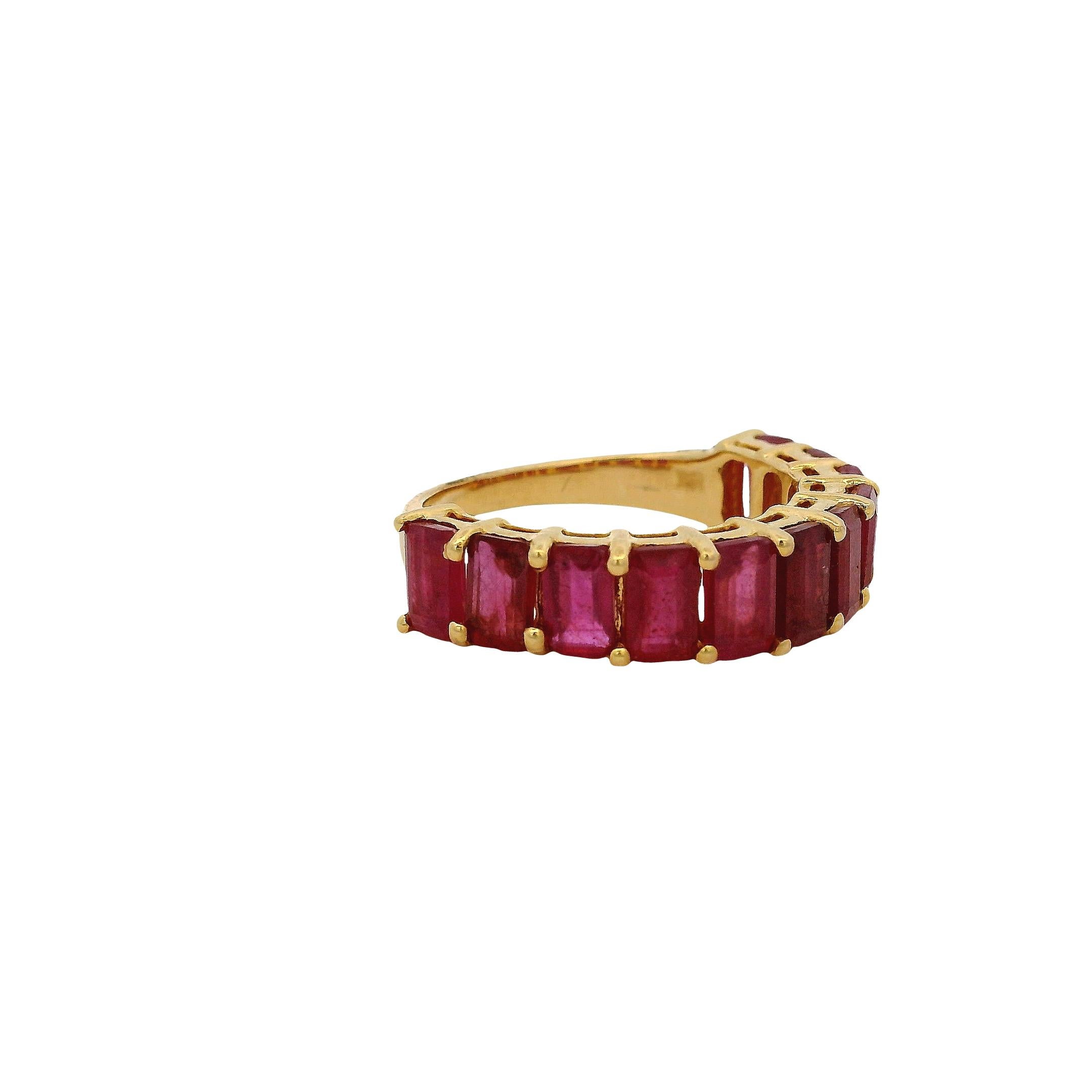 Bague en or jaune 14k 1.60ctw Emerald Cut Ruby Halfway Band Ring en vente 4