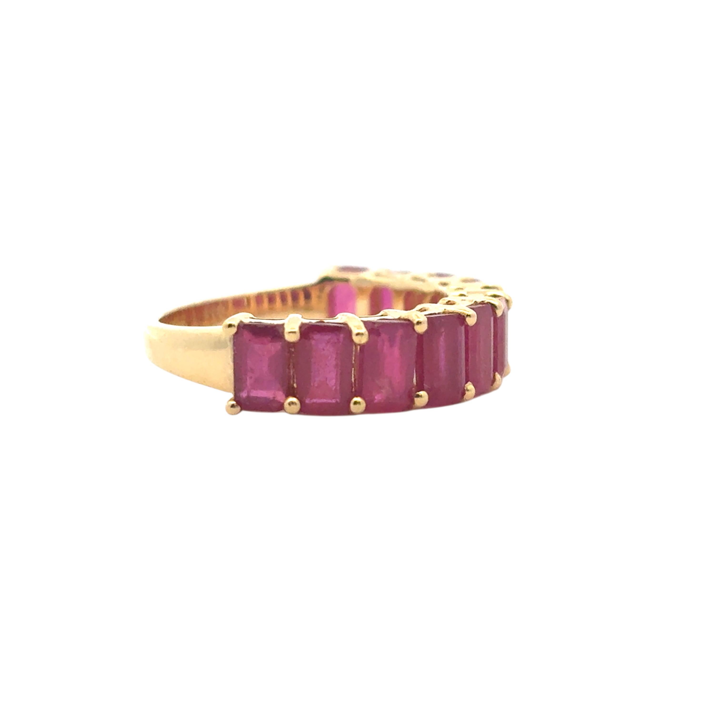 Moderne 14k Yellow Gold 1.60ctw Emerald Cut Ruby Halfway Band Ring en vente