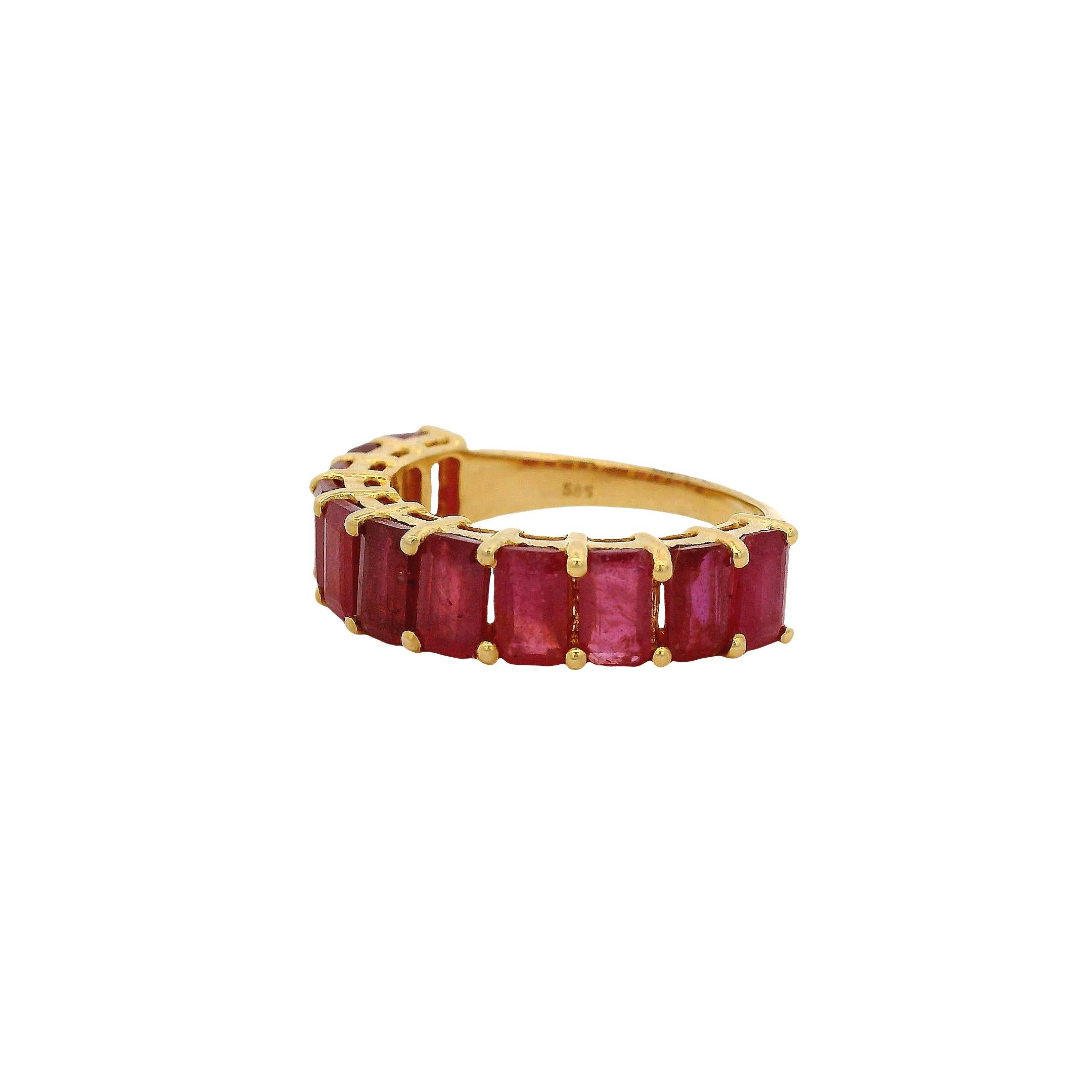 Taille émeraude Bague en or jaune 14k 1.60ctw Emerald Cut Ruby Halfway Band Ring en vente