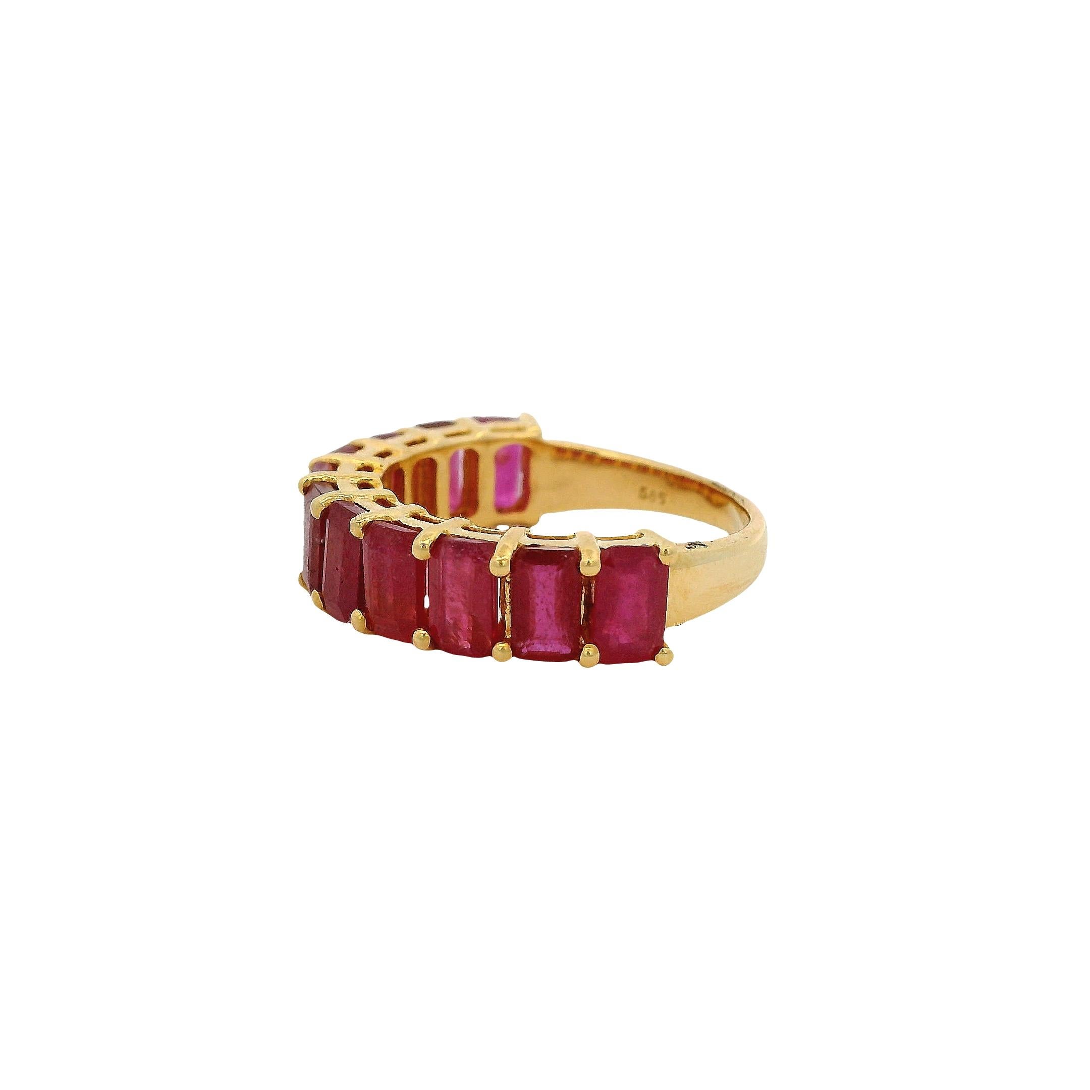 Bague en or jaune 14k 1.60ctw Emerald Cut Ruby Halfway Band Ring Neuf - En vente à Boca Raton, FL