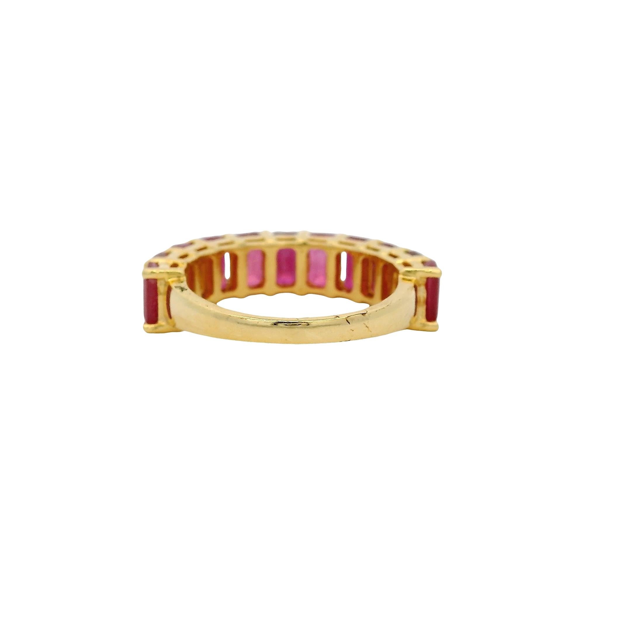 Bague en or jaune 14k 1.60ctw Emerald Cut Ruby Halfway Band Ring en vente 1
