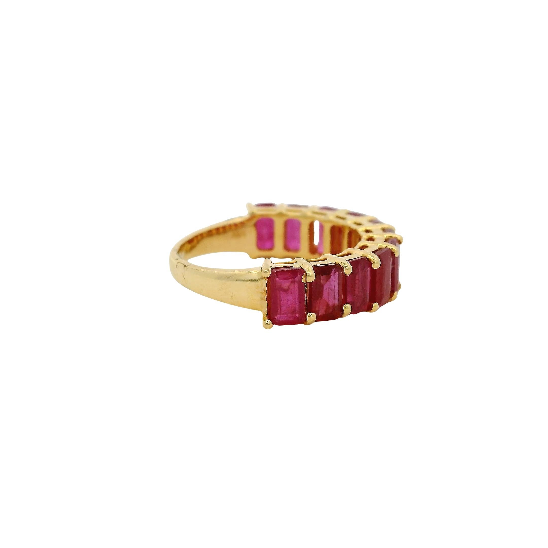 Bague en or jaune 14k 1.60ctw Emerald Cut Ruby Halfway Band Ring en vente 2