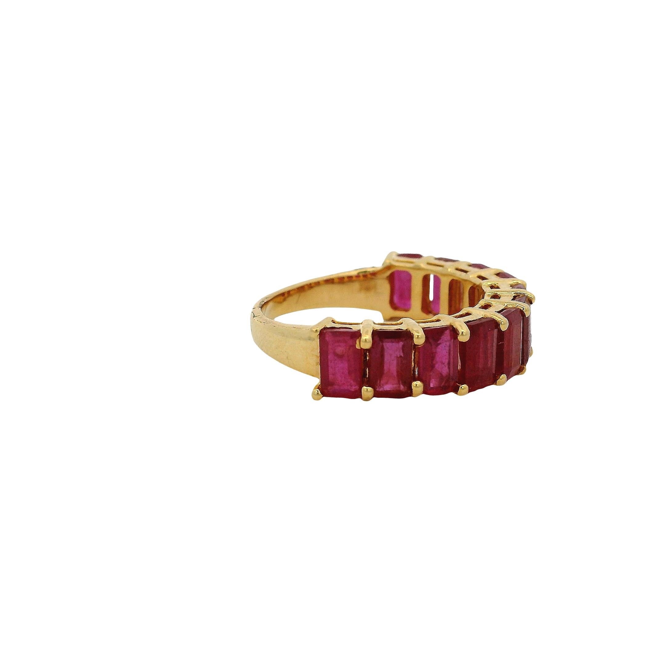 Bague en or jaune 14k 1.60ctw Emerald Cut Ruby Halfway Band Ring en vente 3