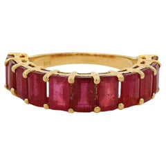 Anillo de media banda de oro amarillo de 14k con rubí talla esmeralda de 1,60 ctw