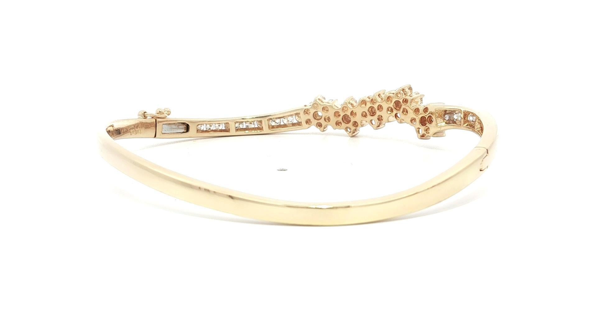 Bracelet ouvert en or jaune 14k 1.60ctw Fiery Diamond Cluster Wavy Bangle en vente 5