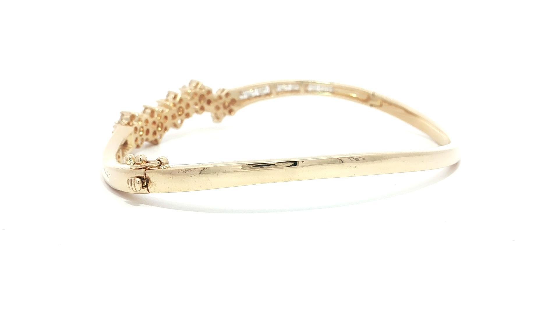 Bracelet ouvert en or jaune 14k 1.60ctw Fiery Diamond Cluster Wavy Bangle en vente 6
