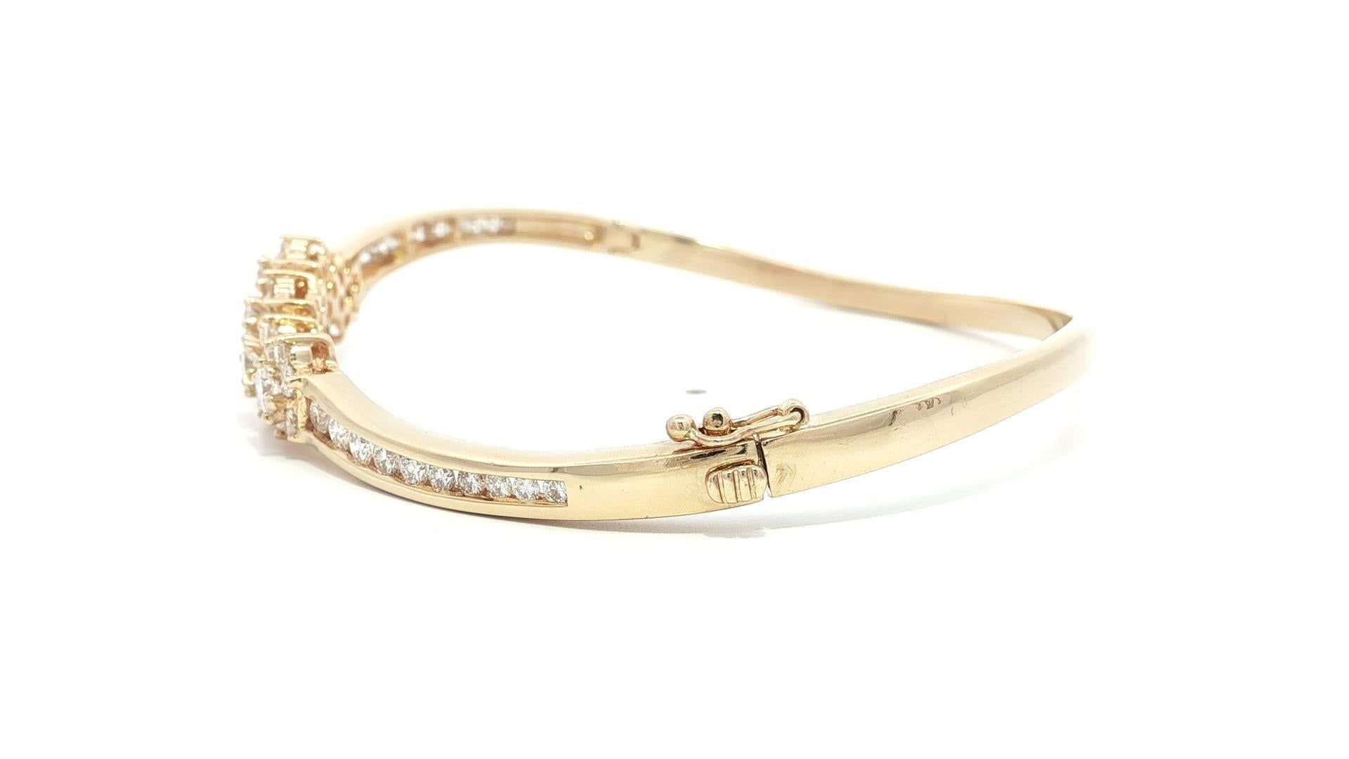Bracelet ouvert en or jaune 14k 1.60ctw Fiery Diamond Cluster Wavy Bangle en vente 7