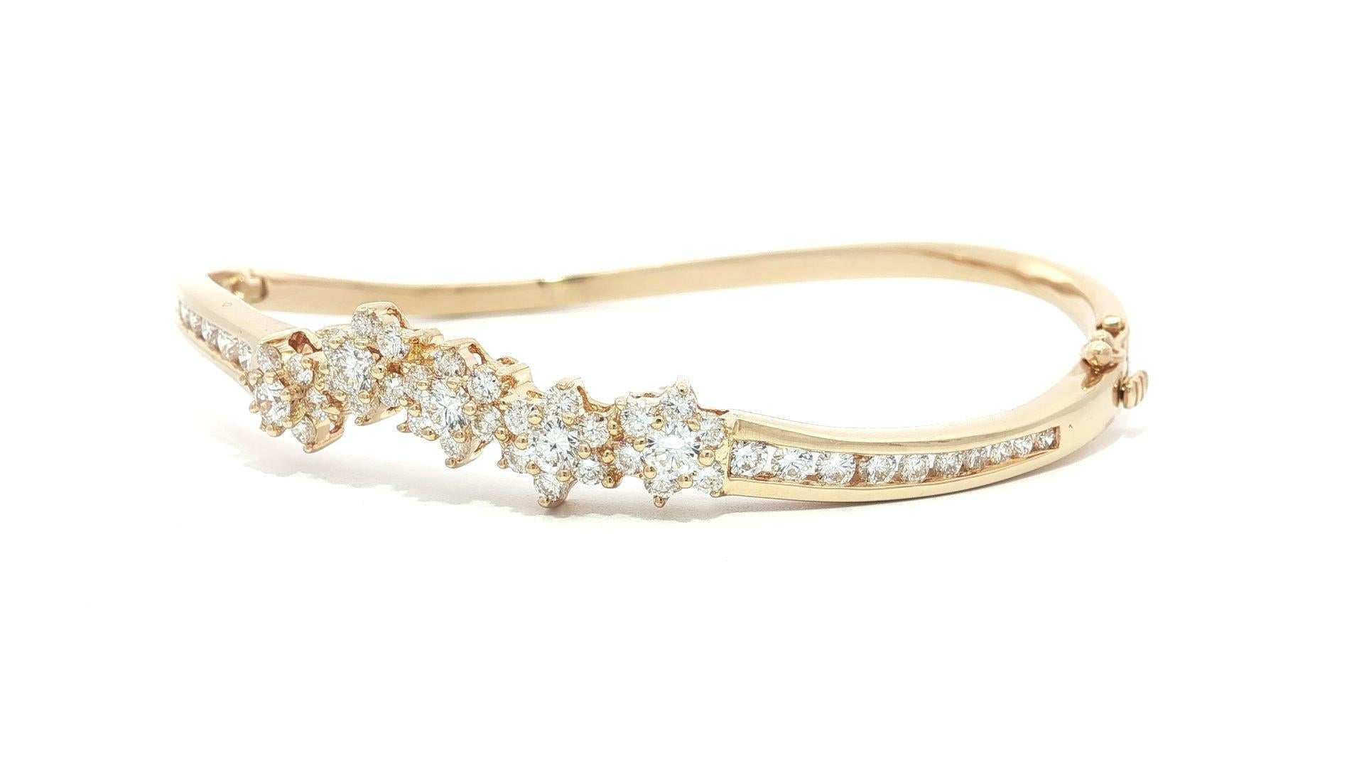 Bracelet ouvert en or jaune 14k 1.60ctw Fiery Diamond Cluster Wavy Bangle en vente 8