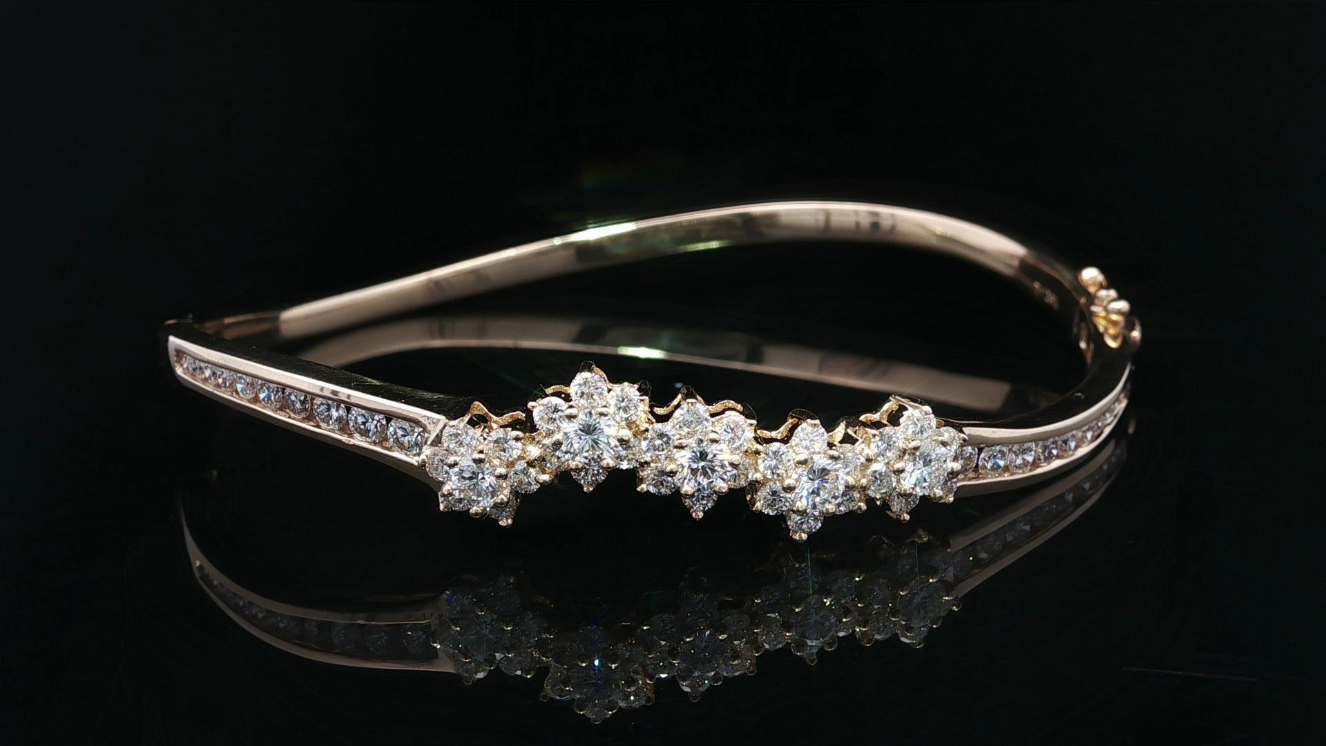 Bracelet ouvert en or jaune 14k 1.60ctw Fiery Diamond Cluster Wavy Bangle en vente 9