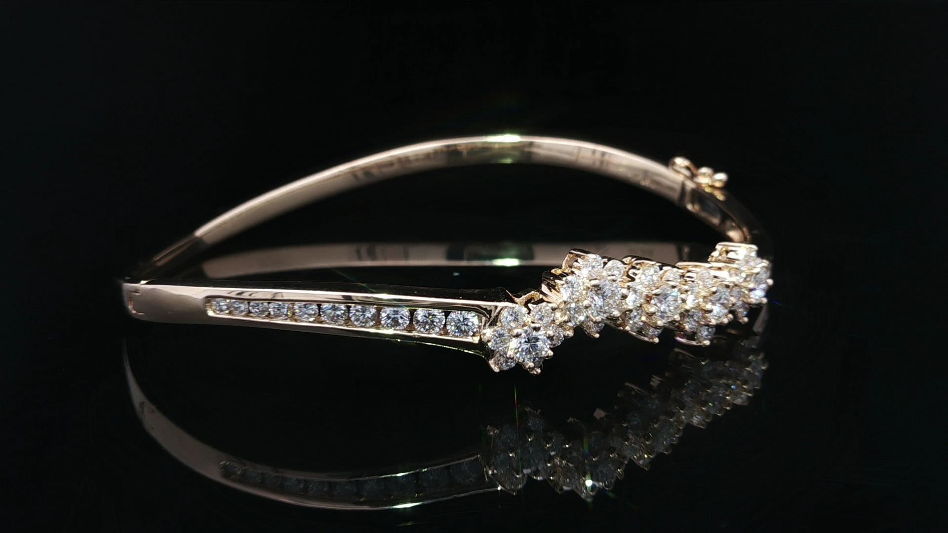 Bracelet ouvert en or jaune 14k 1.60ctw Fiery Diamond Cluster Wavy Bangle en vente 10