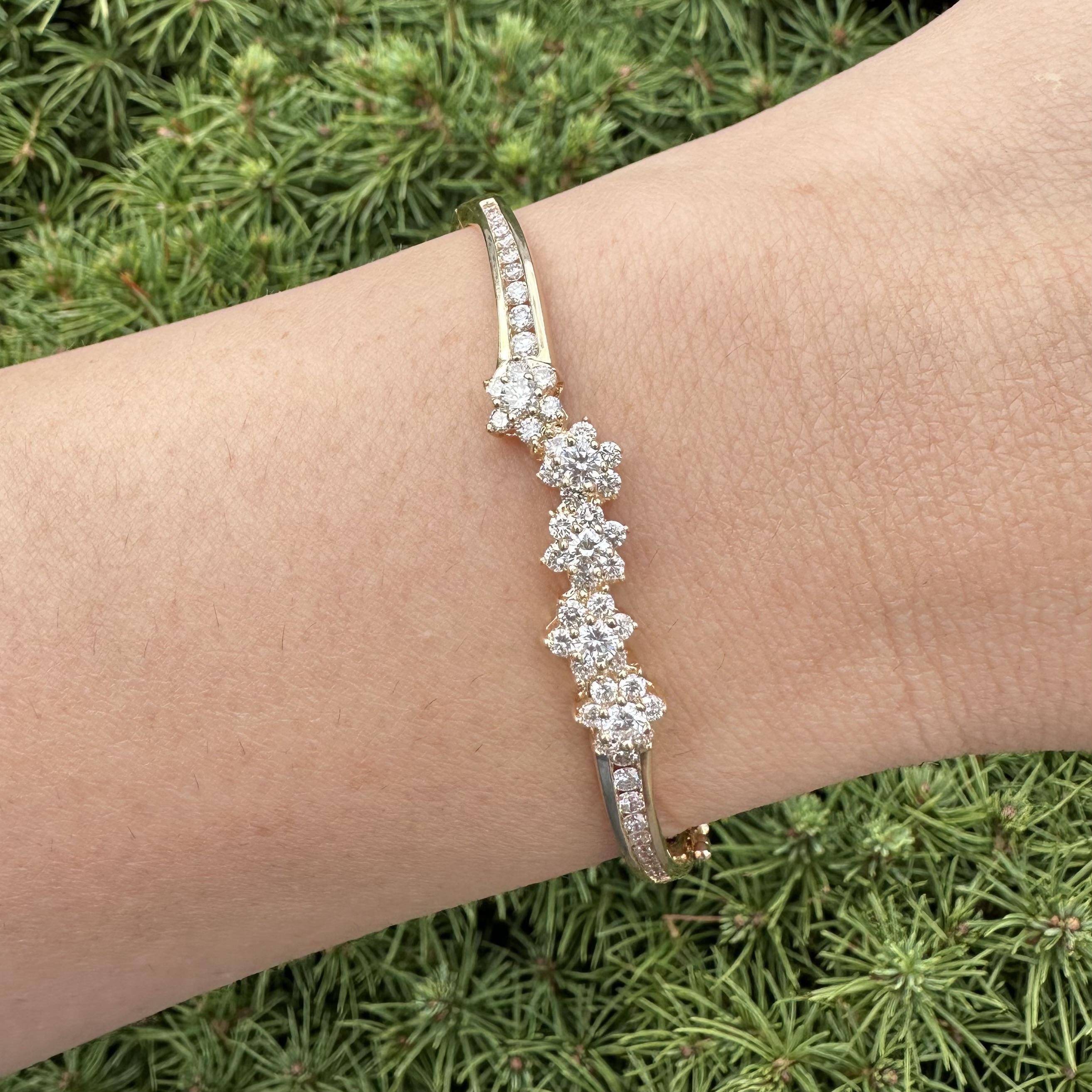 Bracelet ouvert en or jaune 14k 1.60ctw Fiery Diamond Cluster Wavy Bangle en vente 11