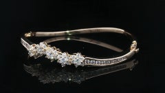 Pulsera Abierta Ondulada de Oro Amarillo de 14k con Racimo de Diamantes Fieros de 1,60 ctw