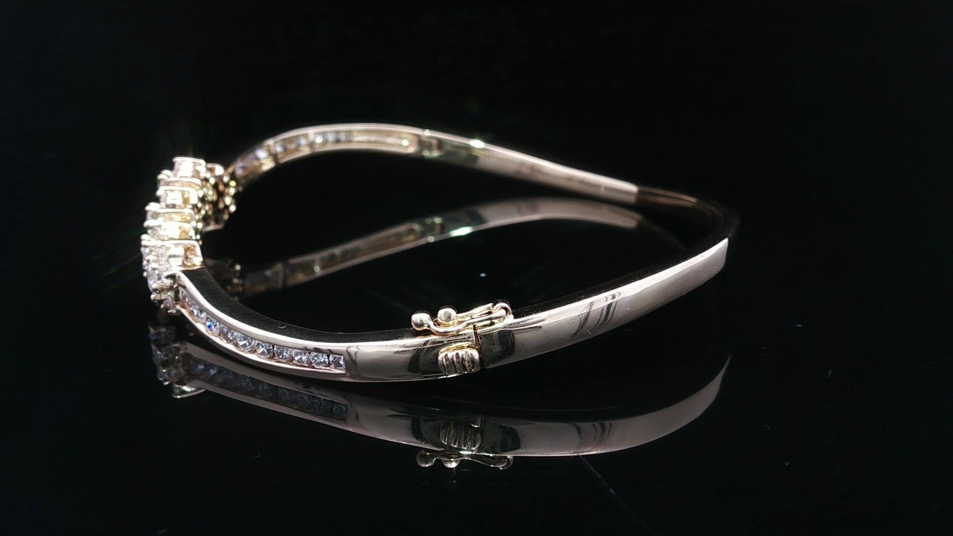 Taille brillant Bracelet ouvert en or jaune 14k 1.60ctw Fiery Diamond Cluster Wavy Bangle en vente