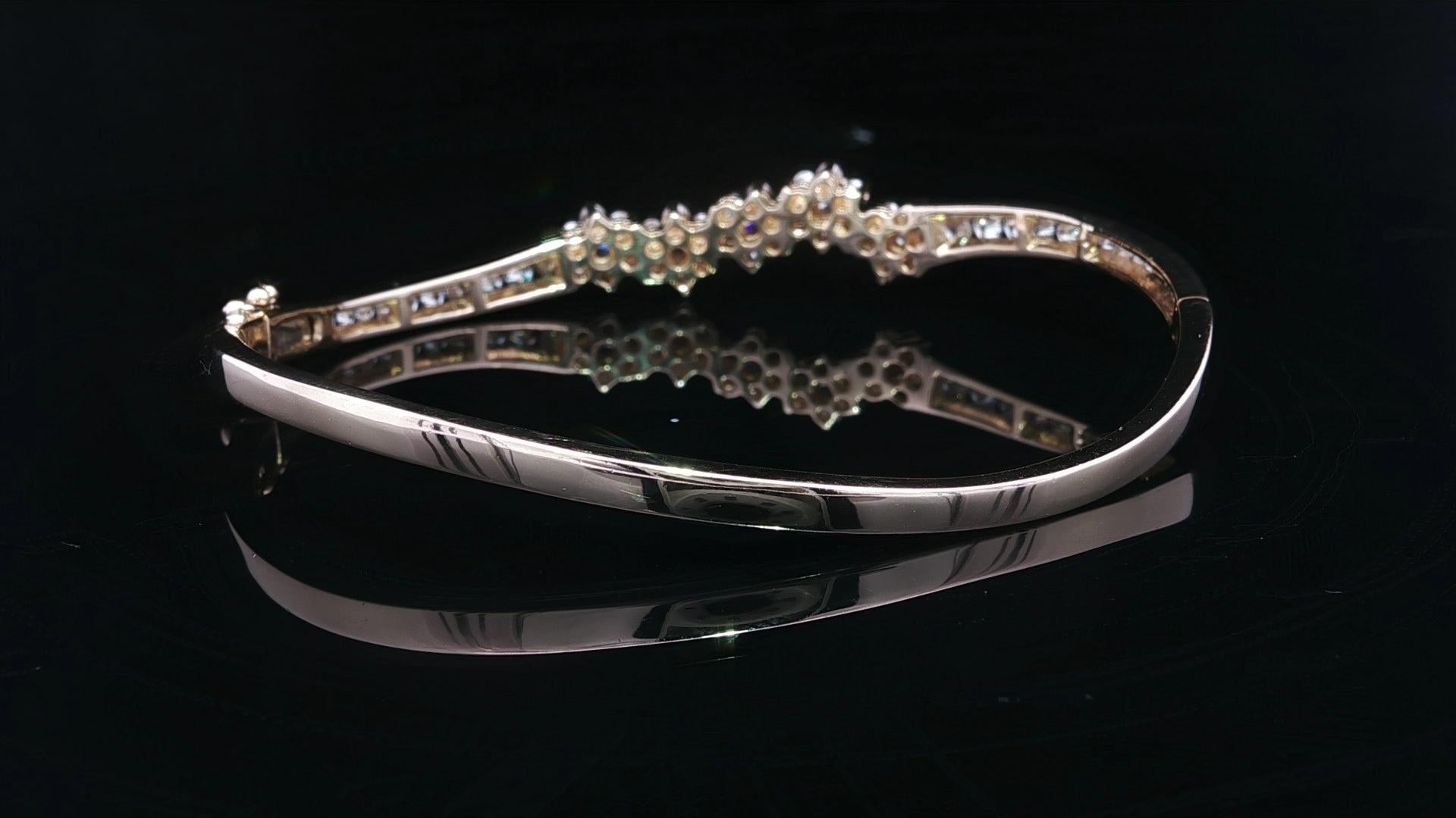 Bracelet ouvert en or jaune 14k 1.60ctw Fiery Diamond Cluster Wavy Bangle Excellent état - En vente à Montclair, NJ