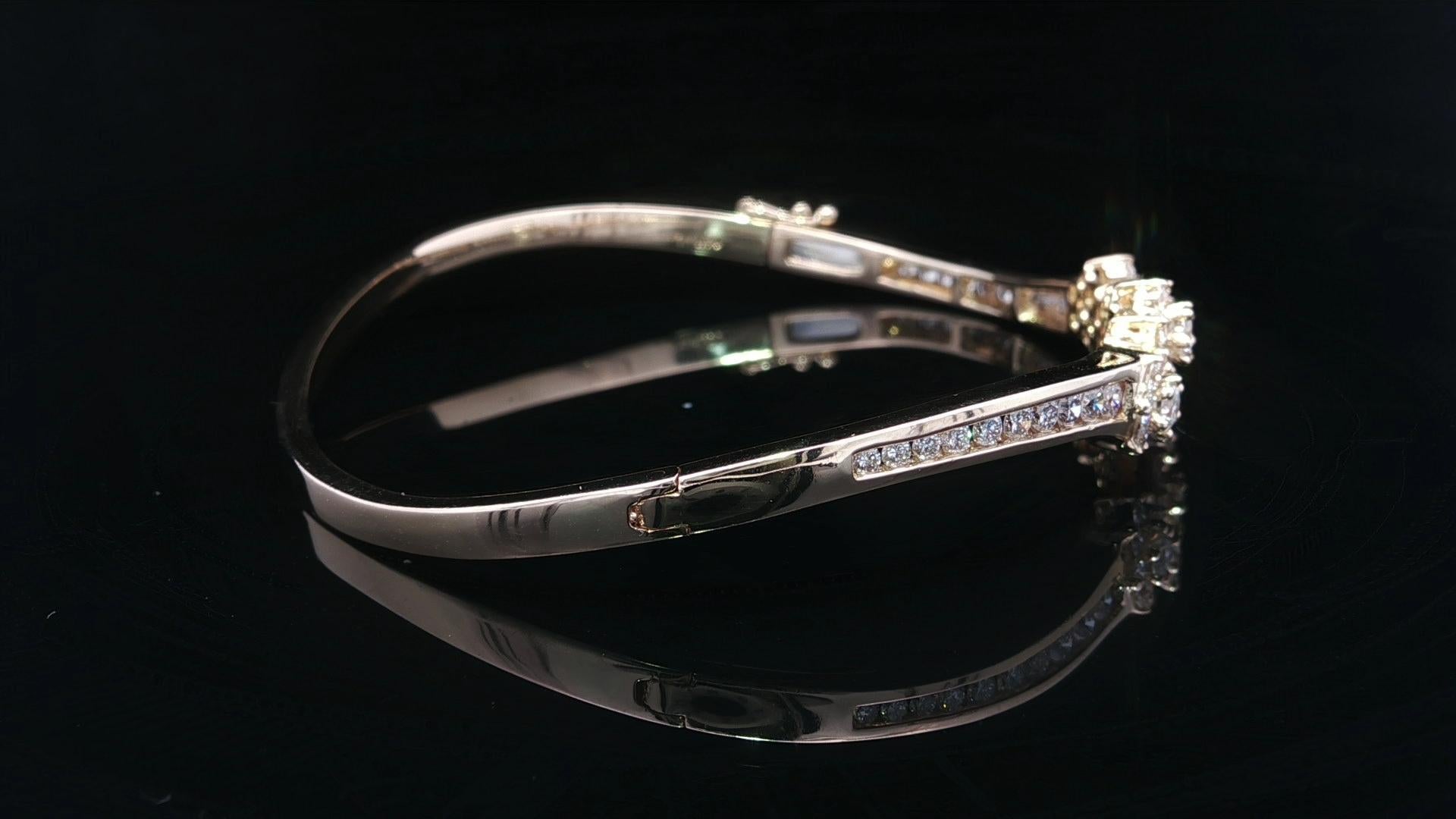 Bracelet ouvert en or jaune 14k 1.60ctw Fiery Diamond Cluster Wavy Bangle Pour femmes en vente