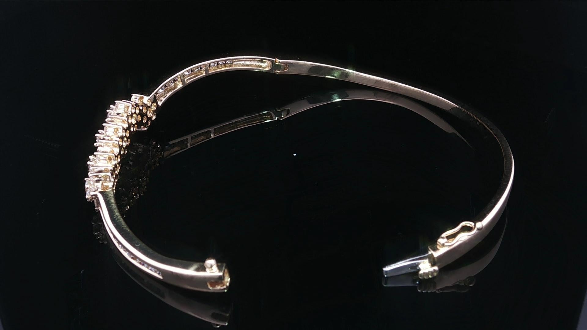 Bracelet ouvert en or jaune 14k 1.60ctw Fiery Diamond Cluster Wavy Bangle en vente 1