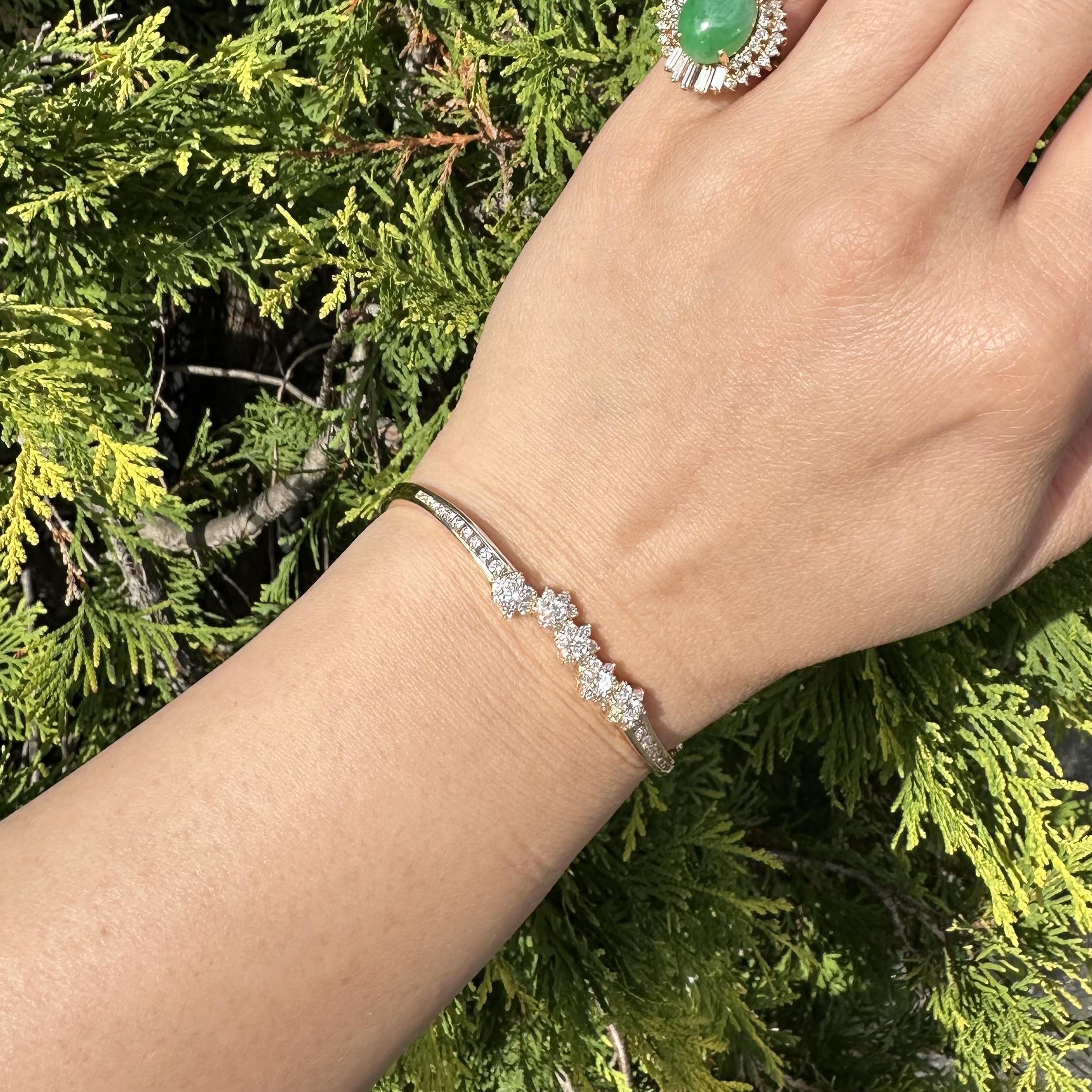 Bracelet ouvert en or jaune 14k 1.60ctw Fiery Diamond Cluster Wavy Bangle en vente 2