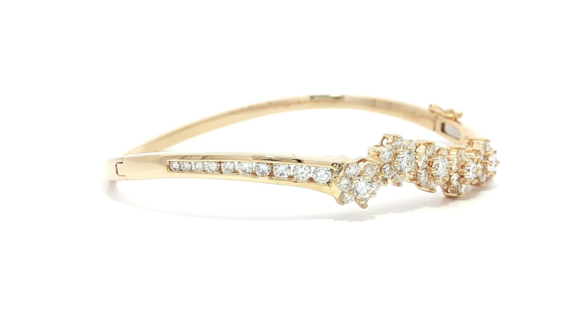 Bracelet ouvert en or jaune 14k 1.60ctw Fiery Diamond Cluster Wavy Bangle en vente 4