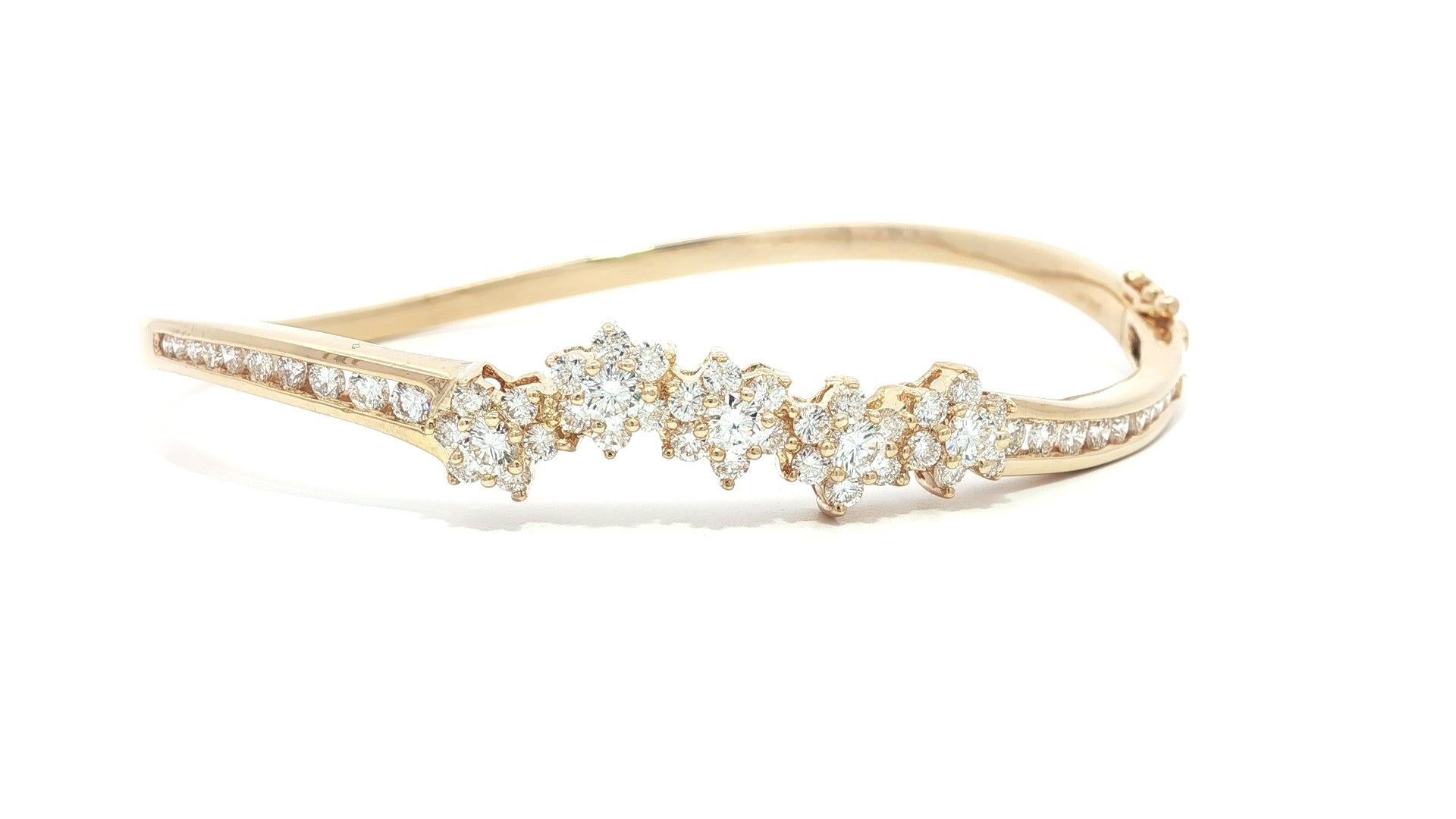 Bracelet ouvert en or jaune 14k 1.60ctw Fiery Diamond Cluster Wavy Bangle