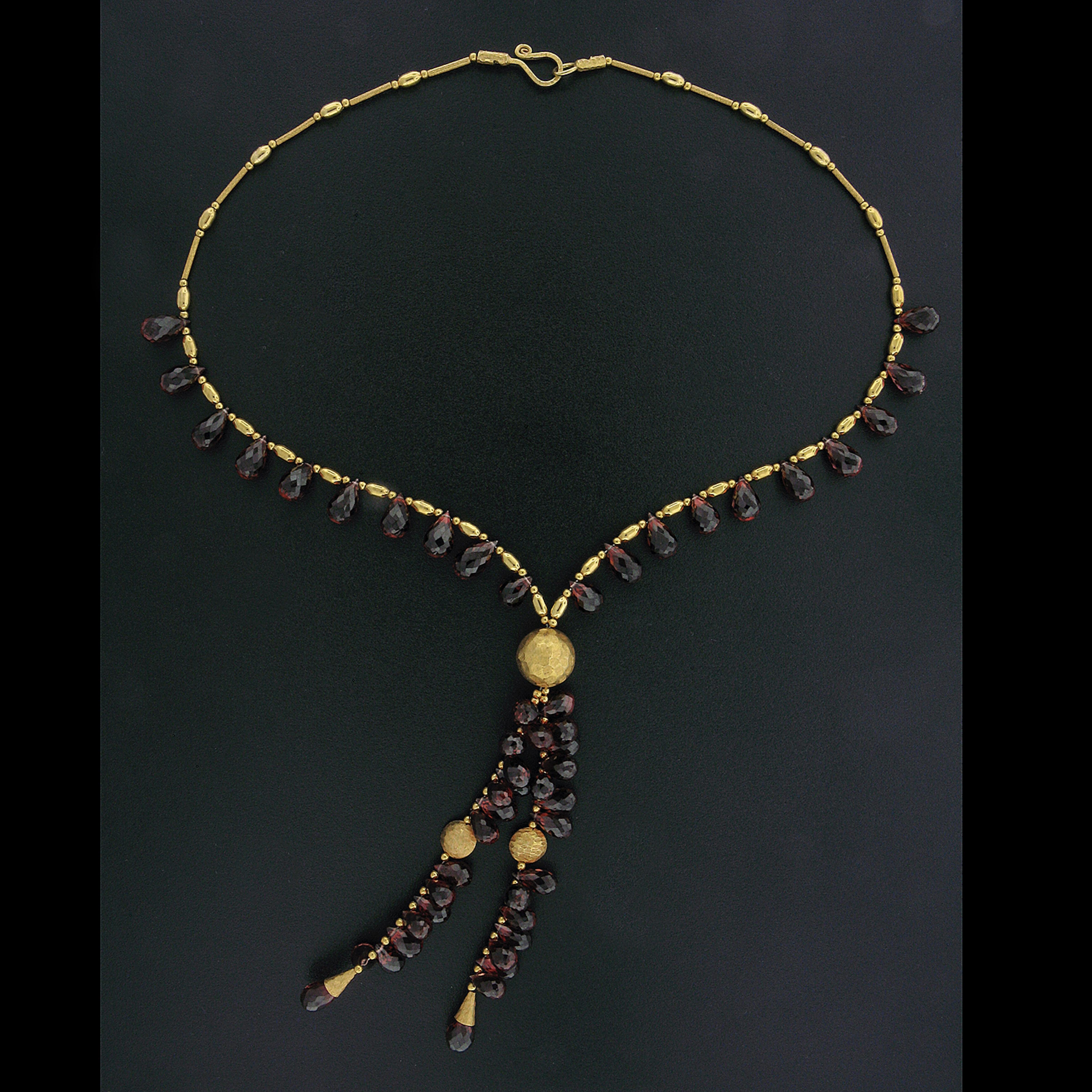 14k Yellow Gold Briolette Cut Tear Drop Garnet & Hammered Bead Necklace For Sale 2