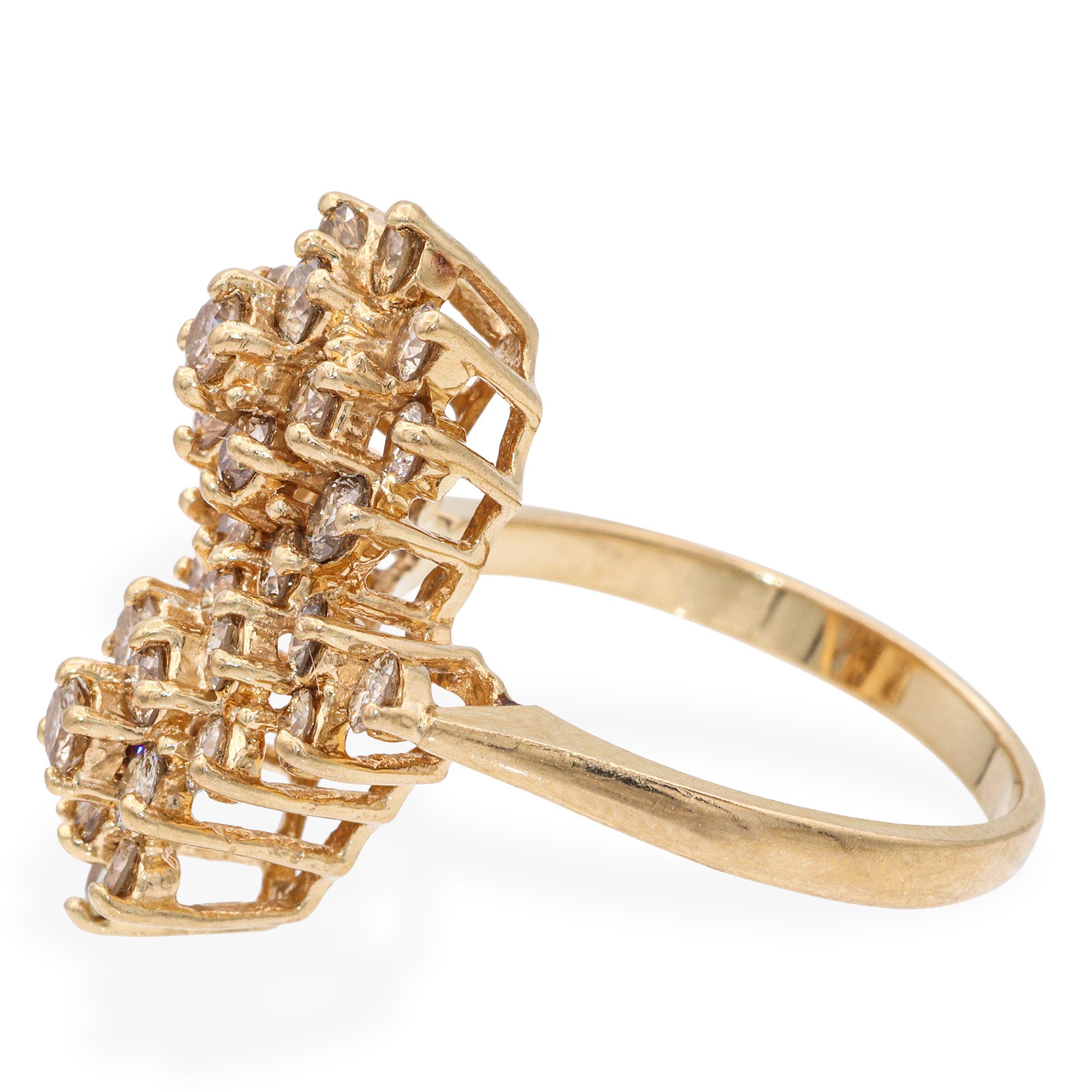 Questo splendido anello presenta un totale di 1,65 carati di diamanti champagne disposti in un elegante design a grappolo, il tutto incastonato in un ricco oro giallo 14k. I toni caldi e dorati del metallo si integrano perfettamente con le sfumature