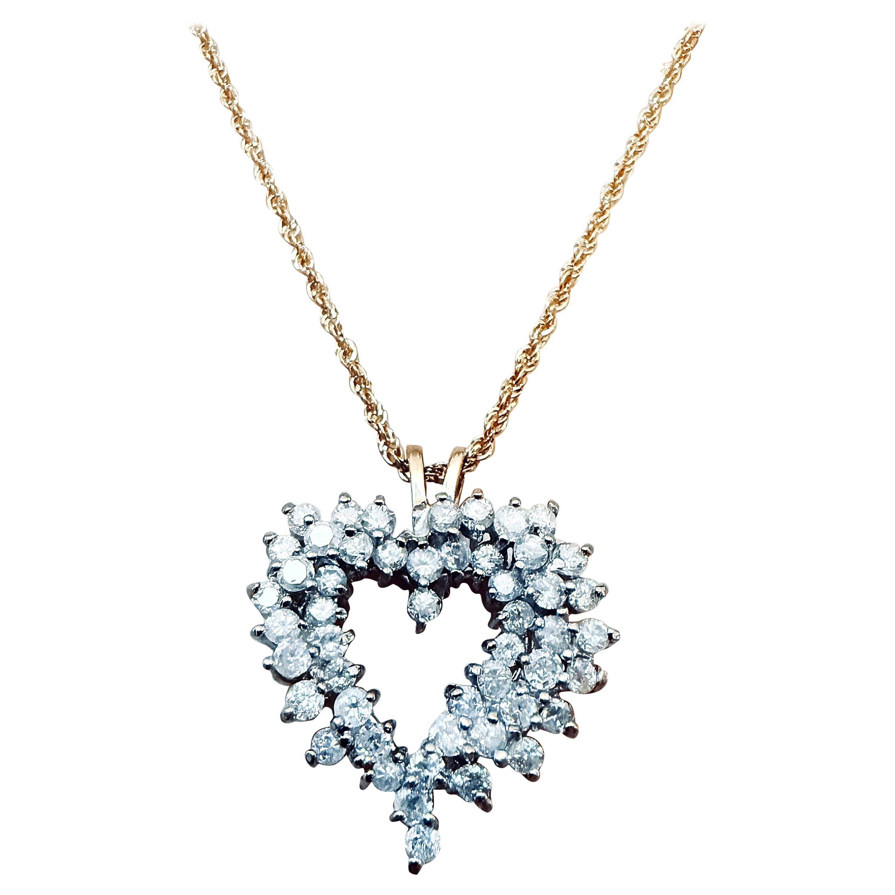 Quel magnifique et élégant collier.  Ce pendentif regorge de magnifiques diamants.  Il est orné de 56 diamants de 2 mm taillés en brillant totalisant 1,68 carats.  Je dirais que les diamants sont de couleur G et de pureté SI.  Ils forment le plus