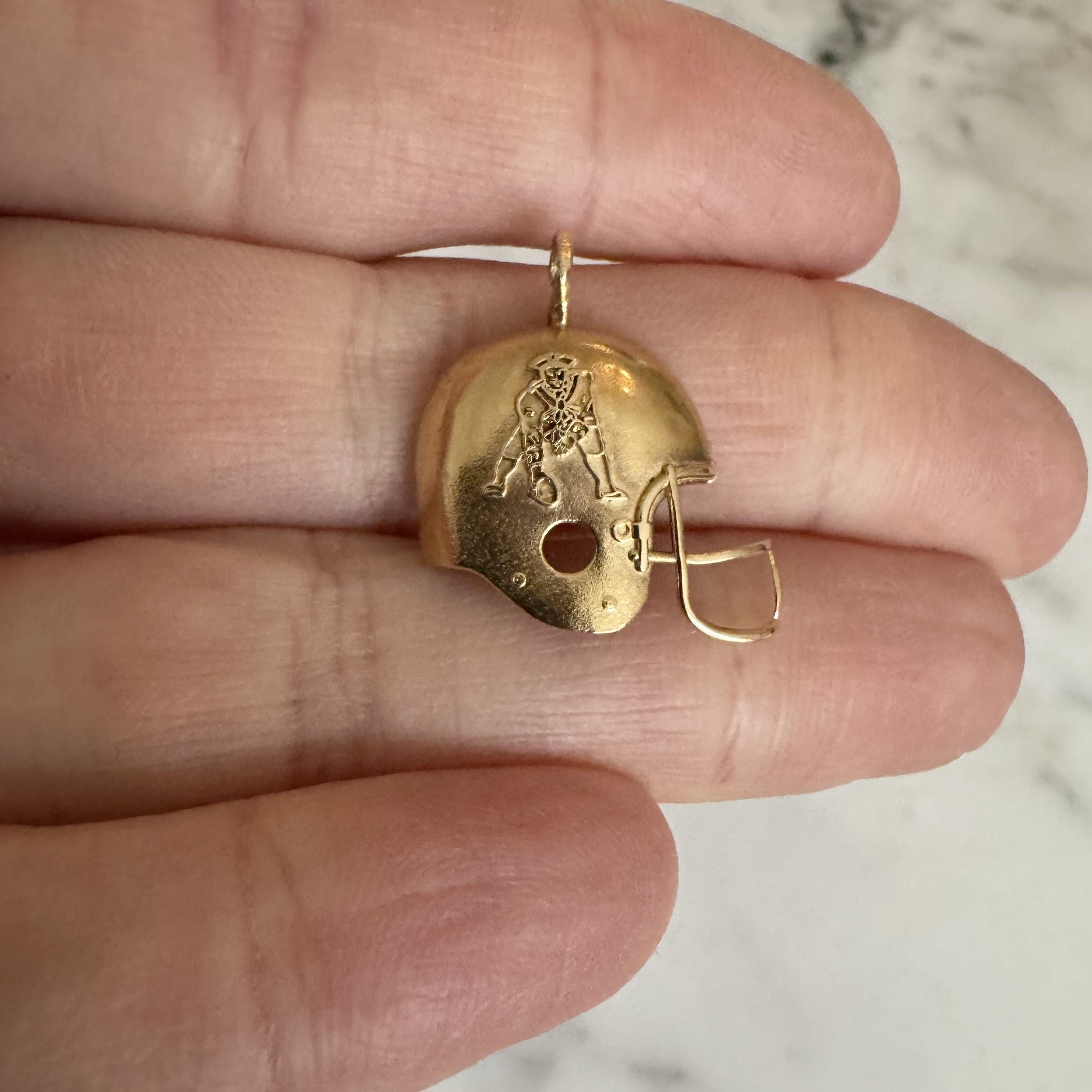 Condition:  Excellent Condition, Professionally Cleaned and Polished
Metal:  14k Gold (Marked, and Professionally Tested)
Weight:  1.6g
Length:  1 Inch
Width:  0.90 Inches
Bail Opening: 4.5mm
Markings:  