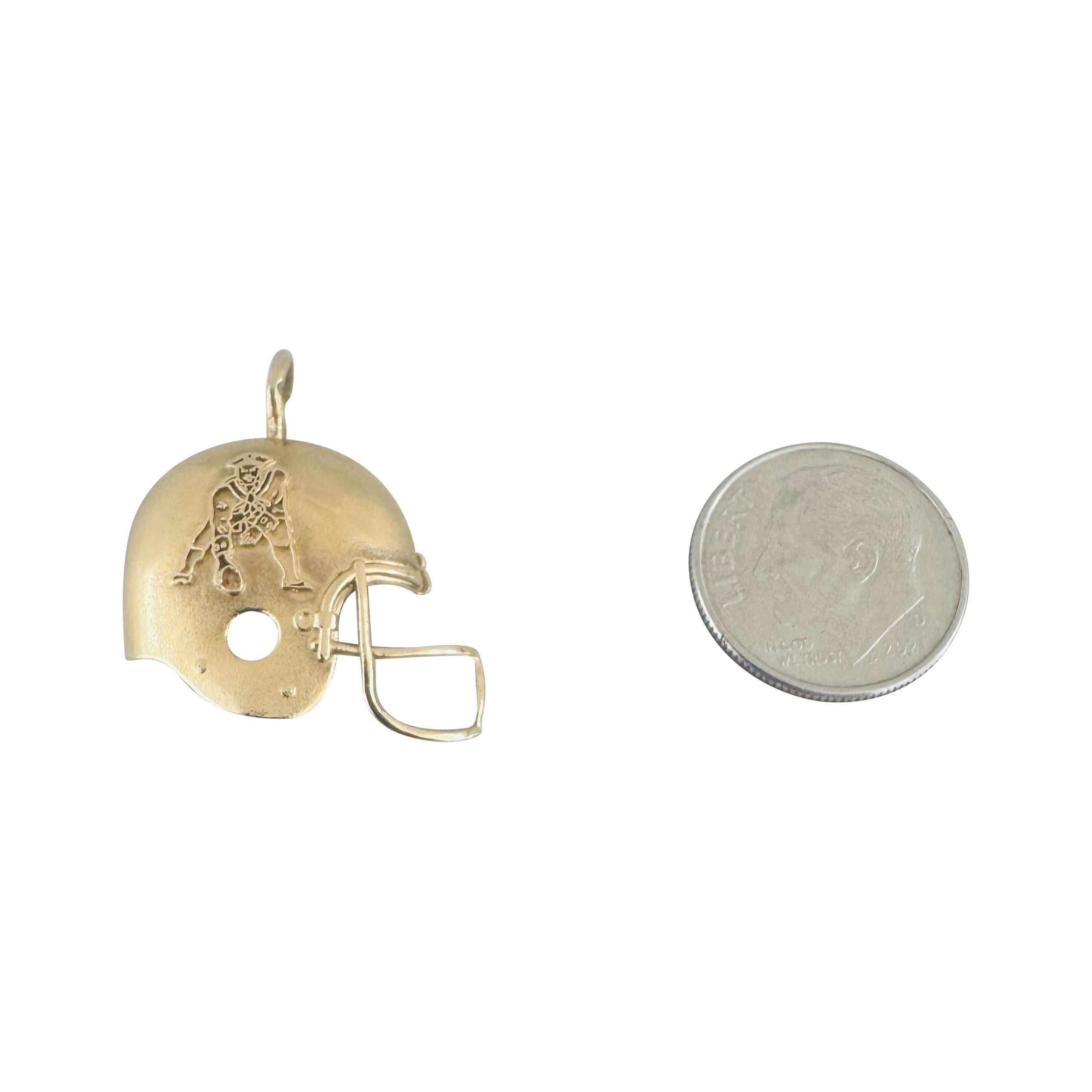 14k Yellow Gold 1.6g New England Patriots Football Helmet Pendant In Good Condition In Guilford, CT