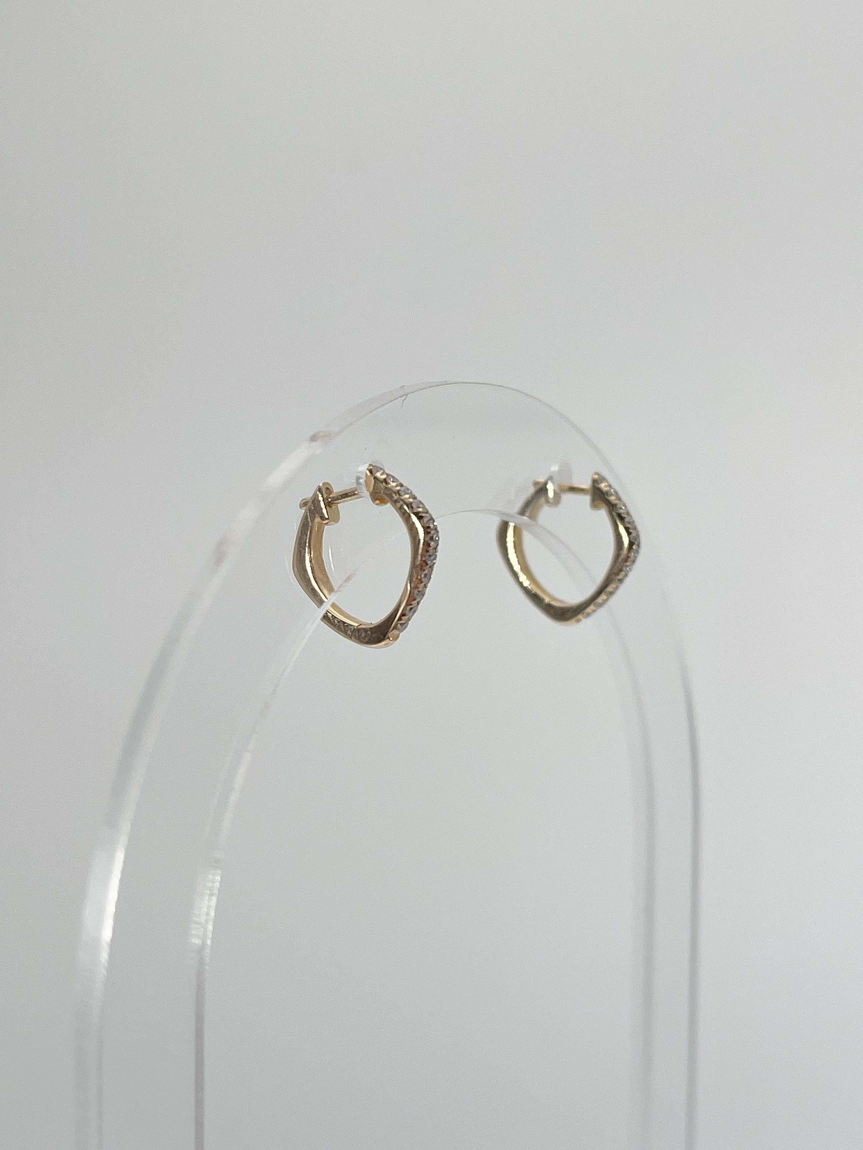 14K Yellow Gold .17 CTW Diamond Squared Hoop Earrings In Excellent Condition For Sale In Stuart, FL