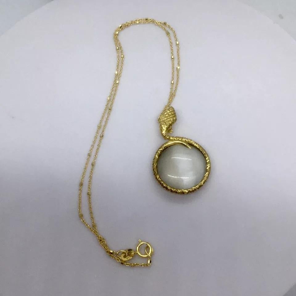 Néo-égyptien Collier de serpent en or jaune 14K 17 Mm Cabochon rond de pierre de lune Chaîne de 18 pouces en vente