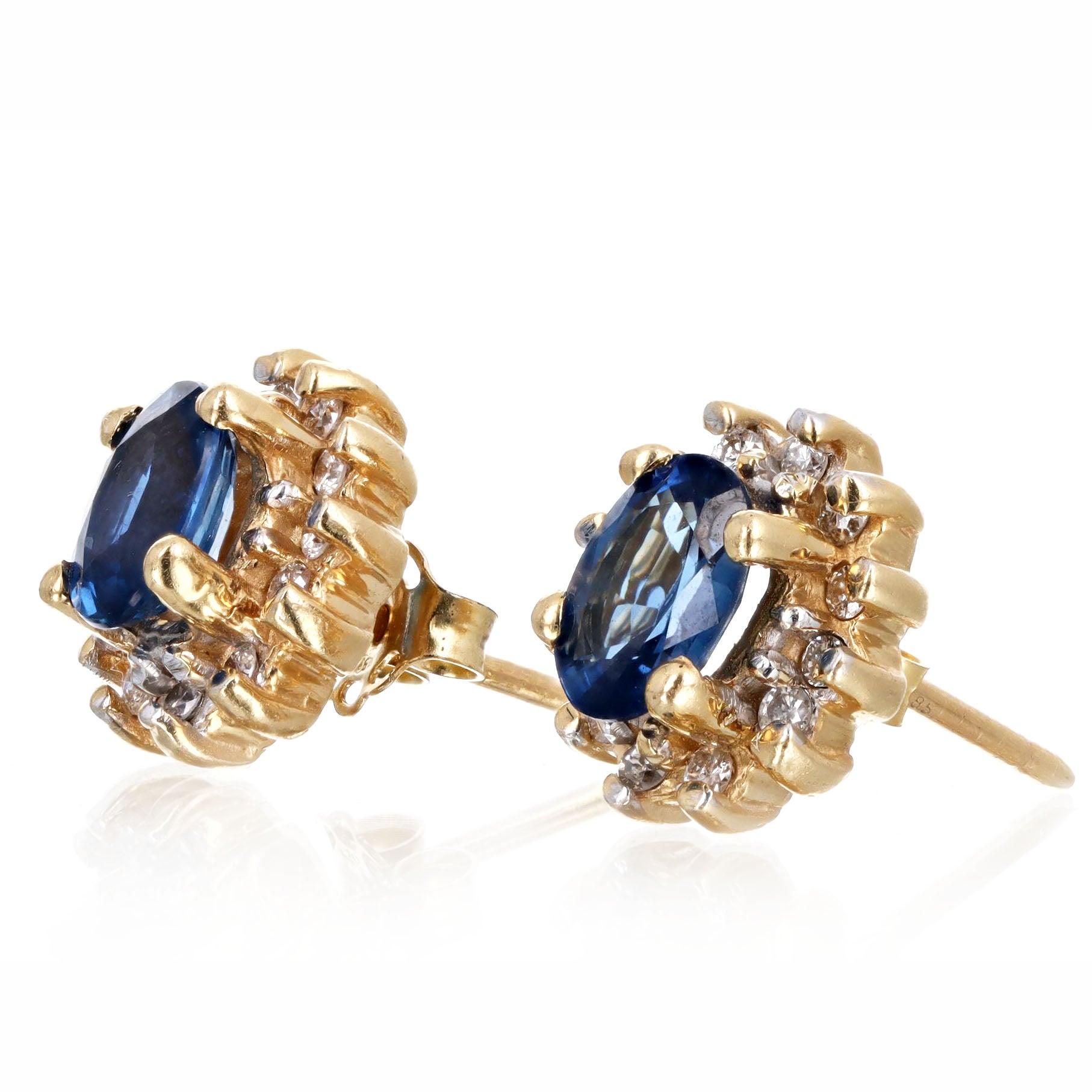 Taille ovale Clous en or jaune 14 carats, poids total de 1,70 carat, saphir naturel ovale et diamant halo en vente