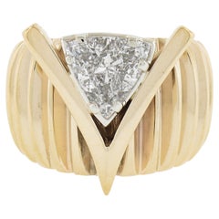 Bague en or jaune 14k 1.70ct Trilliant Fiery Diamond Wide Ribbed Band