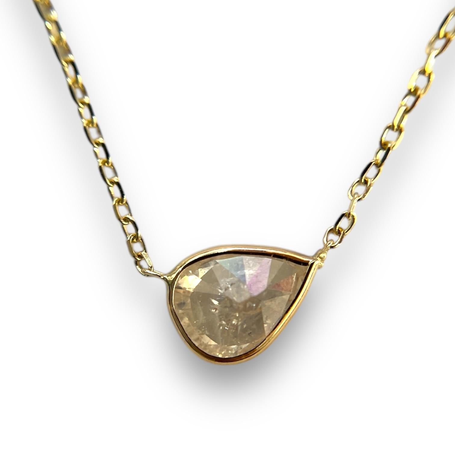 Pièce unique, ce diamant naturel de 1,72 ct de taille poire mixte occupe le devant de la scène, serti en chaton dans un luxueux or jaune 14 carats. Sa chaîne réglable offre une grande polyvalence, ce qui en fait un ajout digne d'un héritage à votre