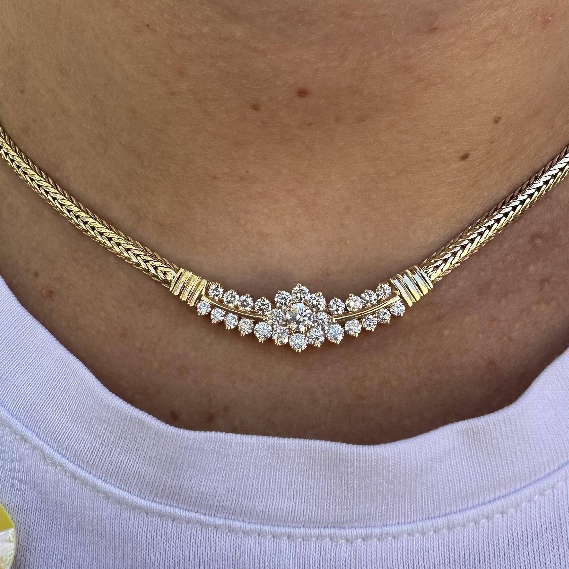 Taglio brillante Collana in oro giallo 14k con sezione a cluster di diamanti da 1,75 carati, ampia e piatta a V.I.I. in vendita