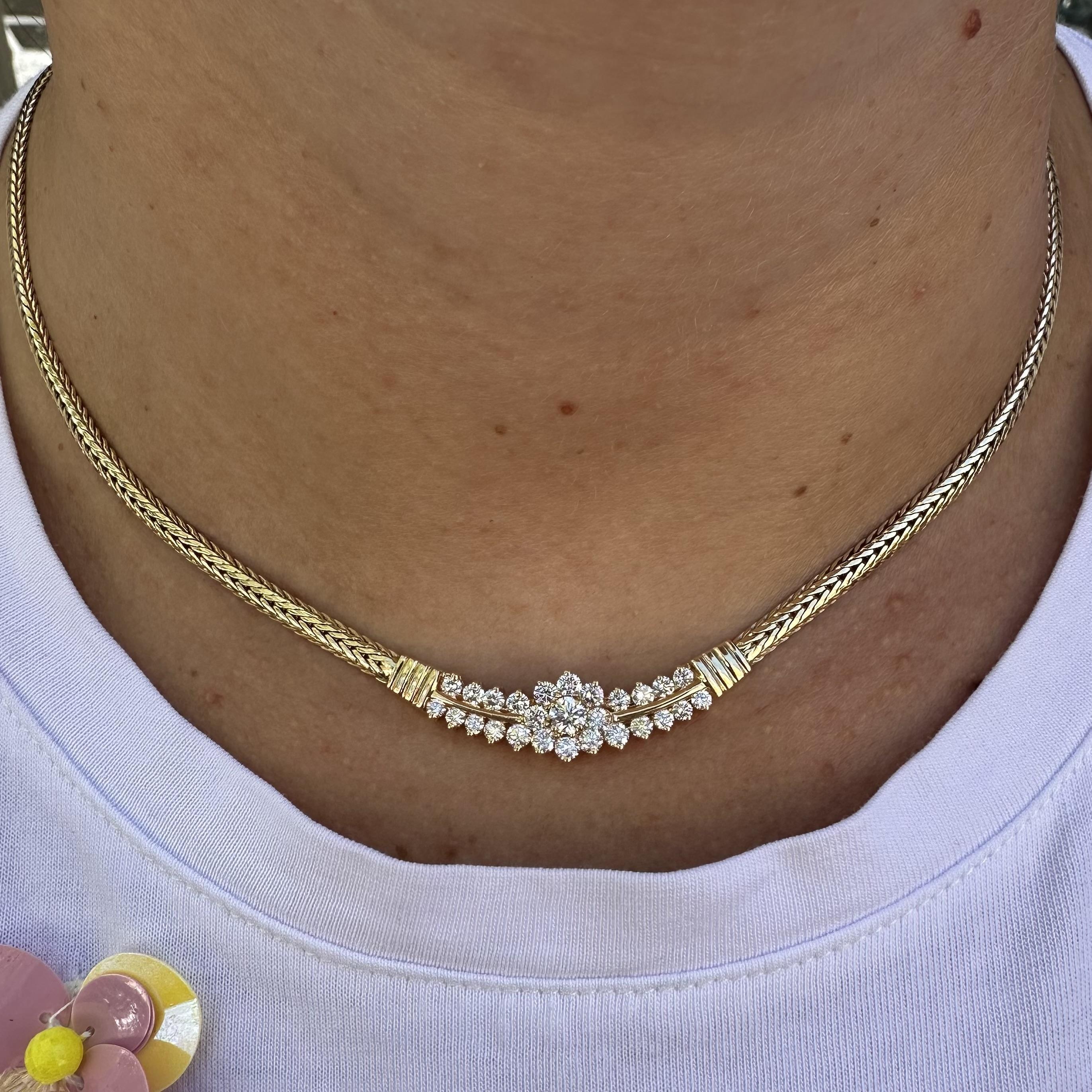 Collana in oro giallo 14k con sezione a cluster di diamanti da 1,75 carati, ampia e piatta a V.I.I. In condizioni ottime in vendita a Montclair, NJ