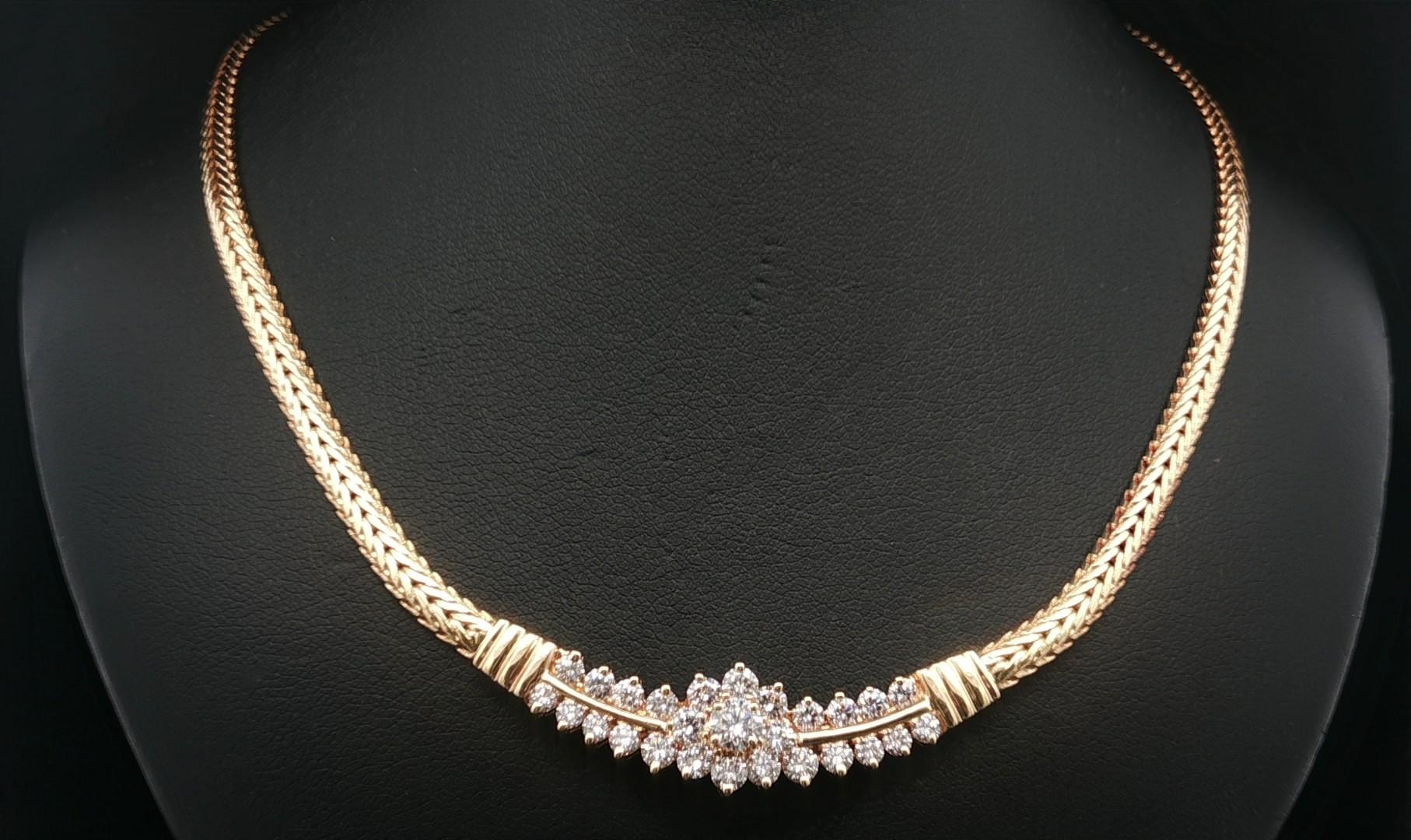 Collana in oro giallo 14k con sezione a cluster di diamanti da 1,75 carati, ampia e piatta a V.I.I. in vendita 2