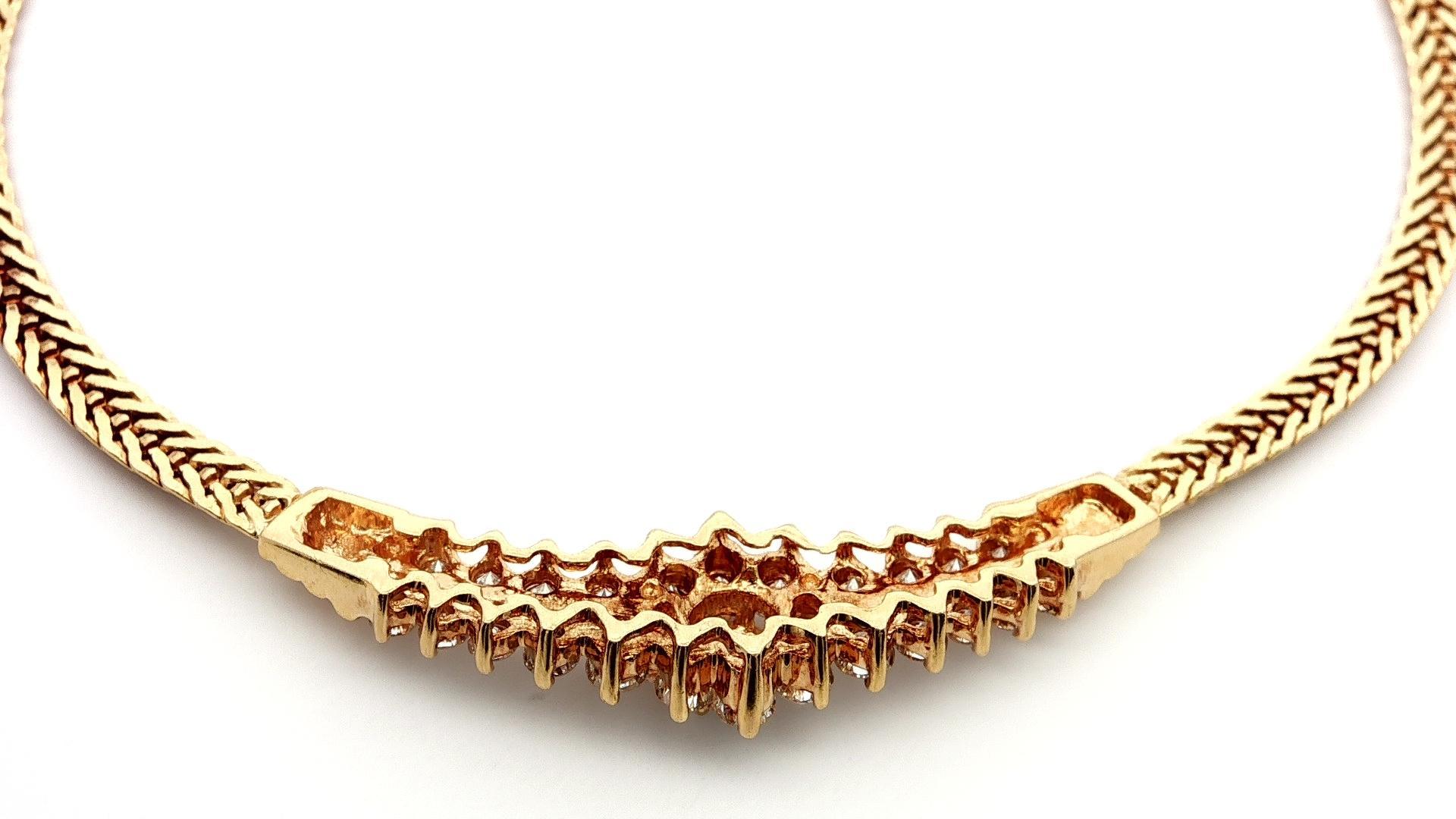 Collana in oro giallo 14k con sezione a cluster di diamanti da 1,75 carati, ampia e piatta a V.I.I. in vendita 4
