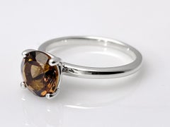 Ring aus 14-karätigem Weißgold mit einem runden Rauchquarz im Brillantschliff (1,78 Karat)