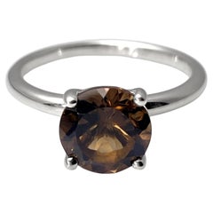 Ring aus 14-karätigem Weißgold mit einem runden Rauchquarz im Brillantschliff (1,78 Karat)