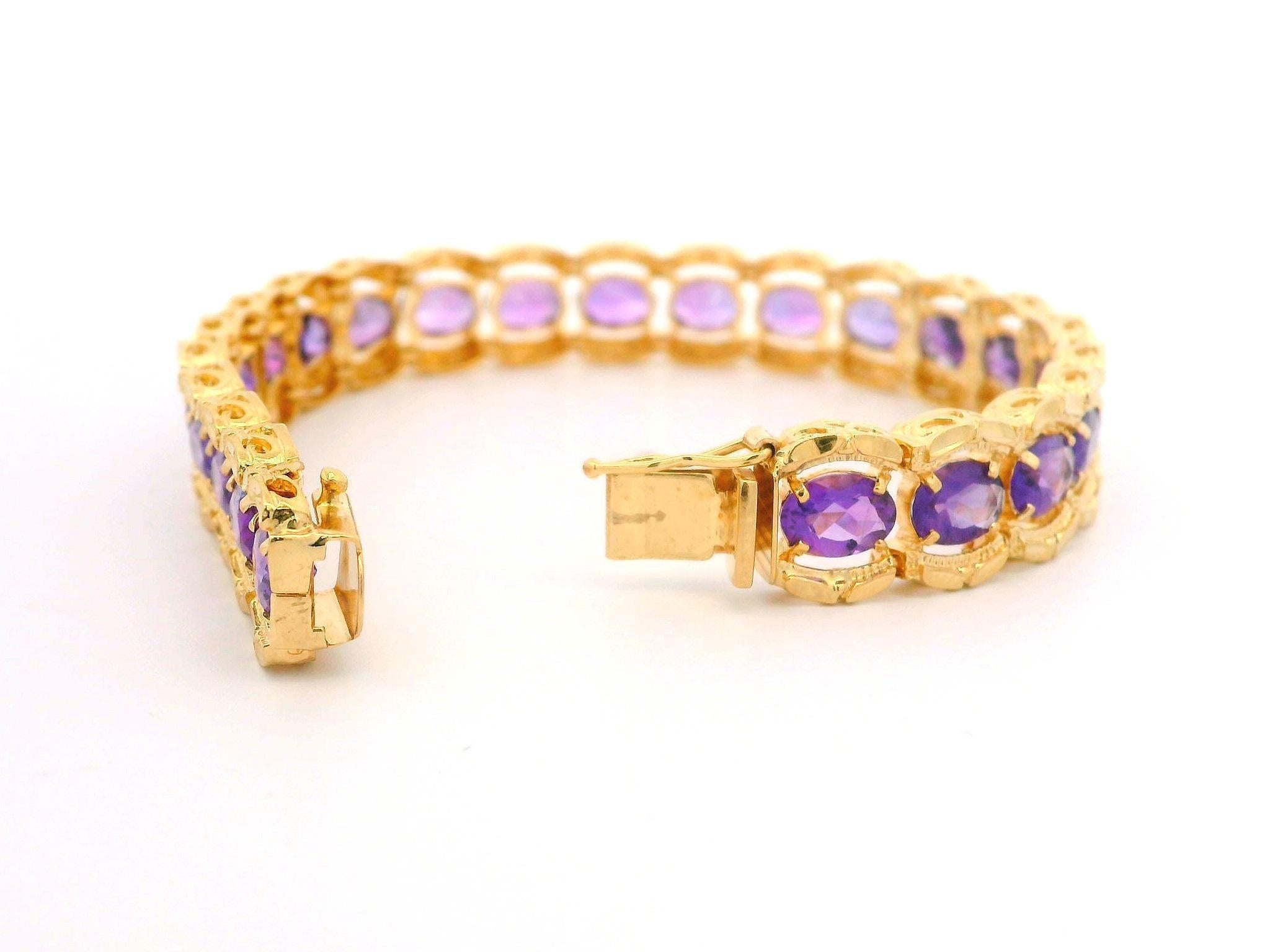 Donna Bracciale largo in oro giallo 14k 17ctw con ametista ovale e lati tagliati a diamante in vendita