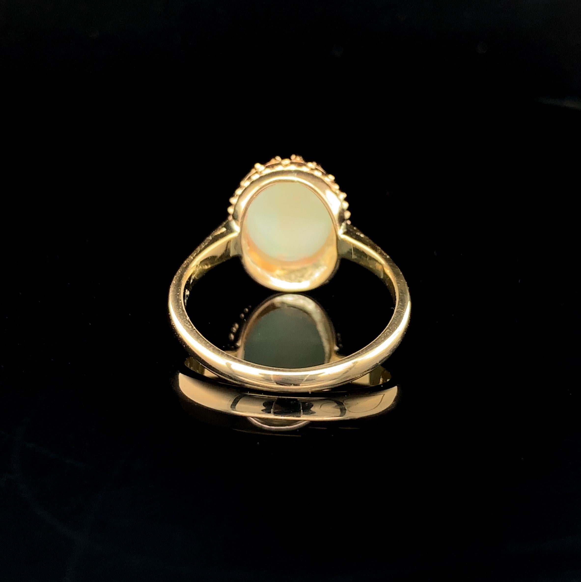Women's 14K Yellow Gold 1.80 carat Australian Opal Ring For Sale