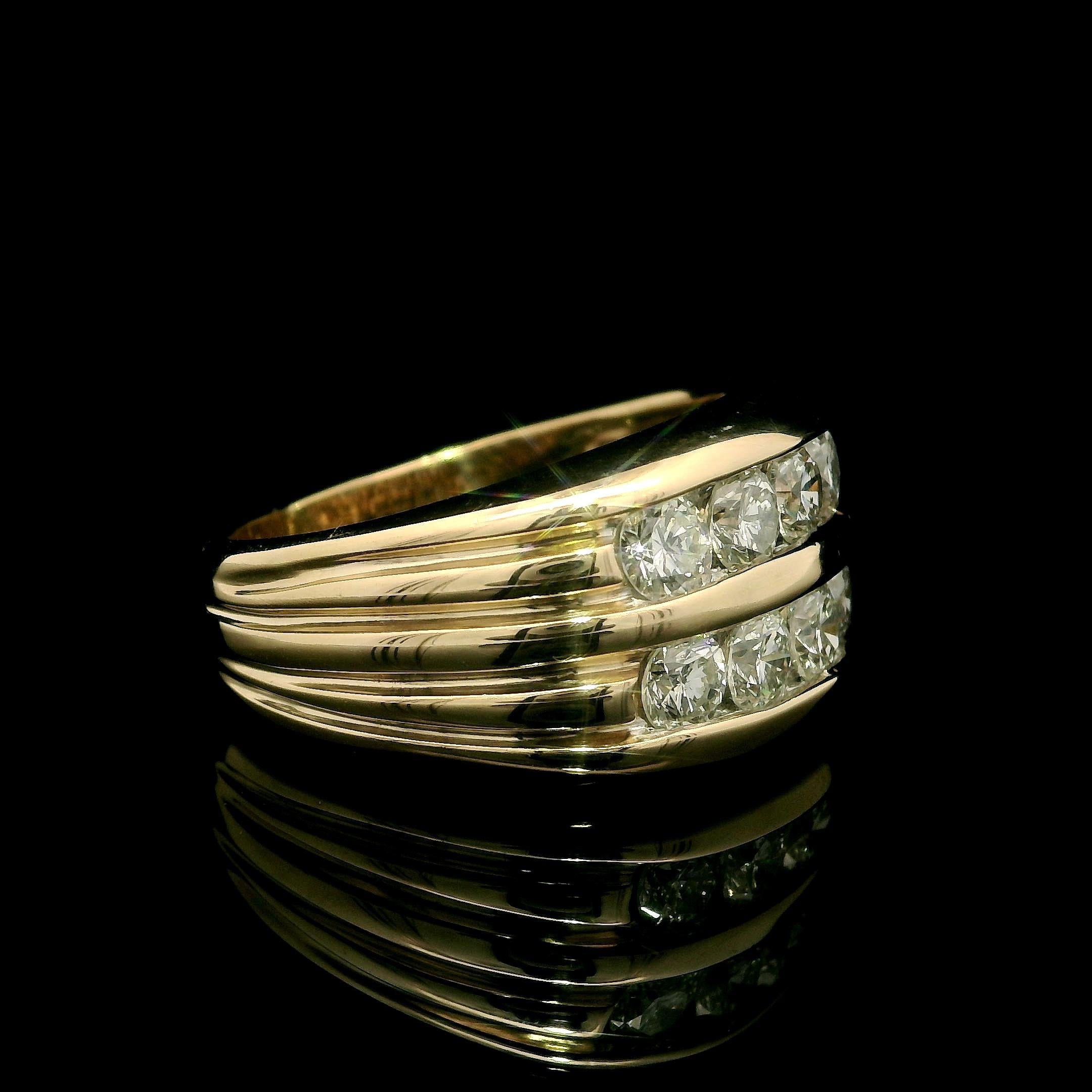 Taille brillant 14k Yellow Gold 1.80ctw Fiery Channel Diamond 12.3mm Wide 2 Row Men's Band Ring en vente