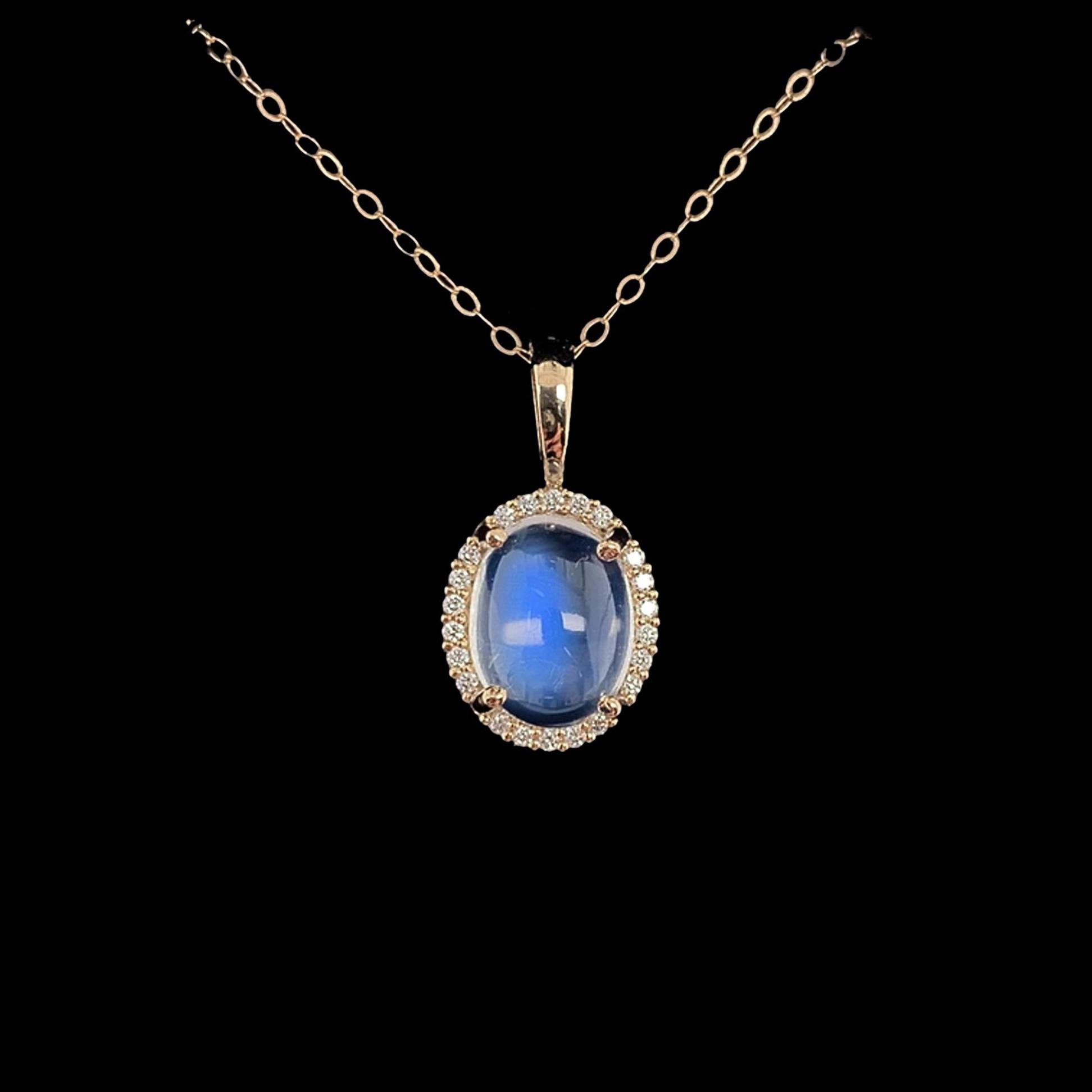 Mondstein- und Diamantanhänger aus 14-karätigem Gelbgold mit einem hochwertigen ovalen Mondstein von 1,84 Karat. Der Mondstein ist klar/transparent mit blauer, blitzender Adulareszenz. Der Mondstein misst etwa 9 mm x 7 mm. Es gibt 22 winzige runde