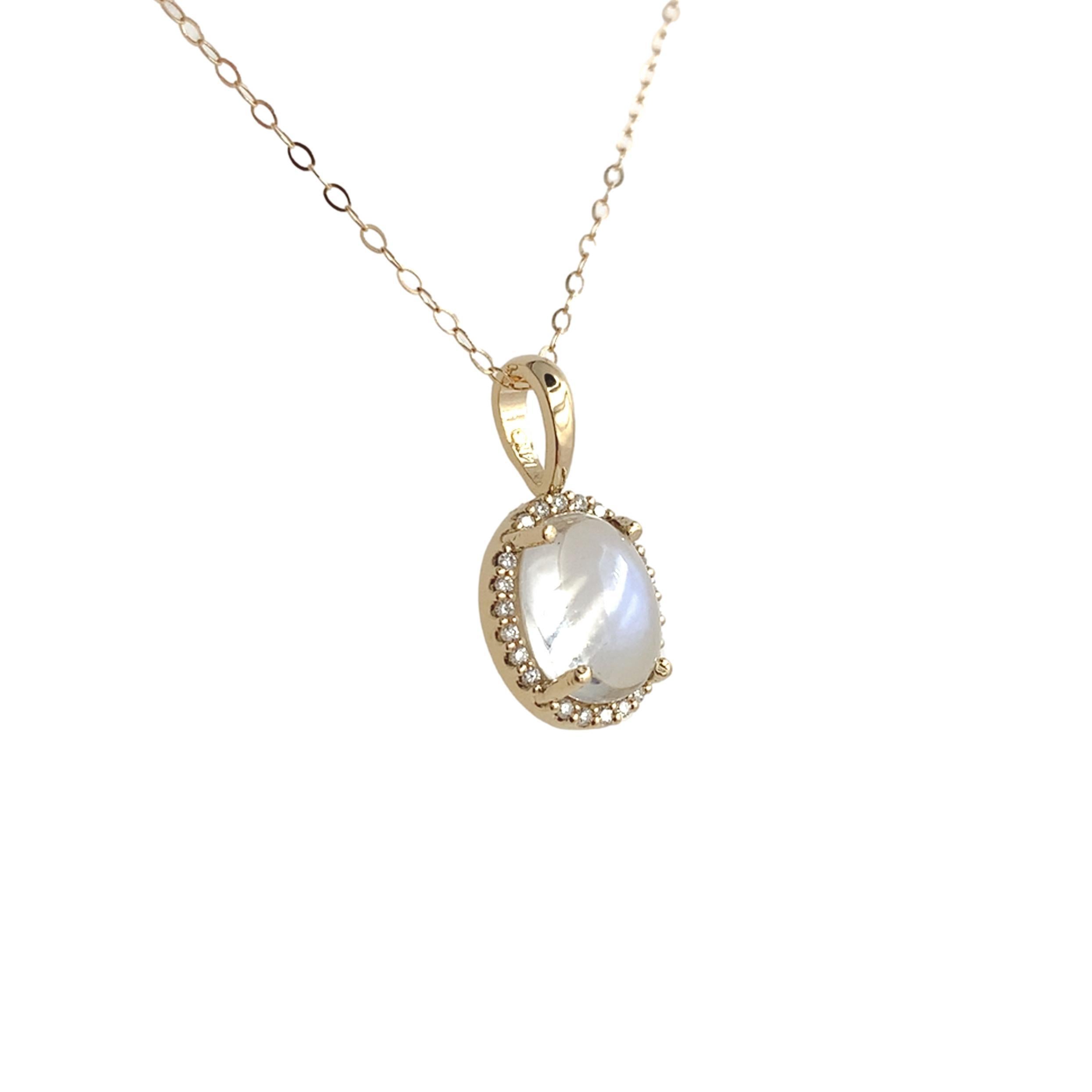 14K Gelbgold 1,84 Karat Blue Flash Mondstein und Diamant Anhänger mit Kette (Cabochon) im Angebot
