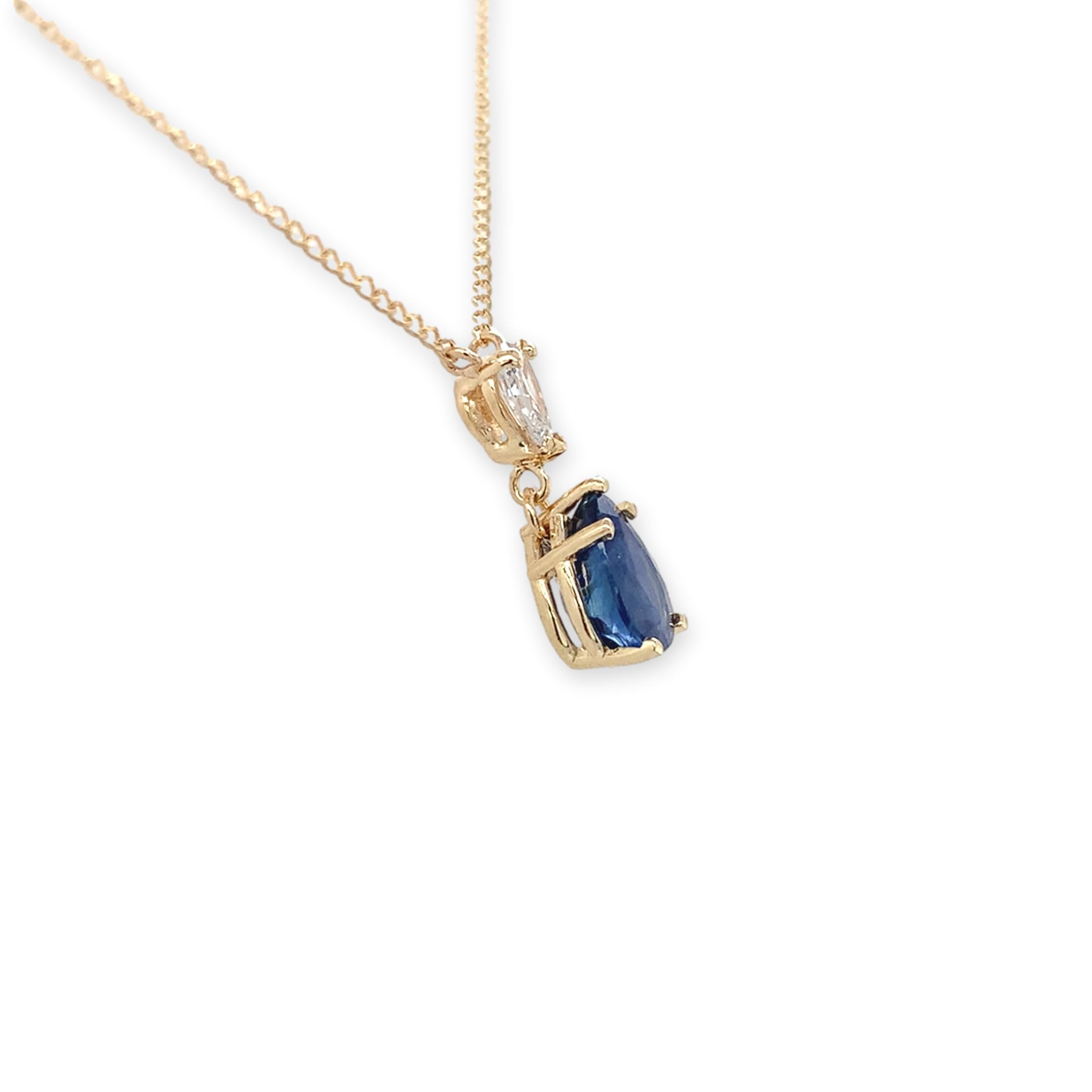 Collier en or jaune 14K composé de saphirs bleus en forme de poire et de diamants. Le saphir bleu authentique extrait de la terre est de forme poire et mesure environ 8,5 mm x 6 mm pour un poids de 1,84 carat. Le saphir est de couleur bleu marine.