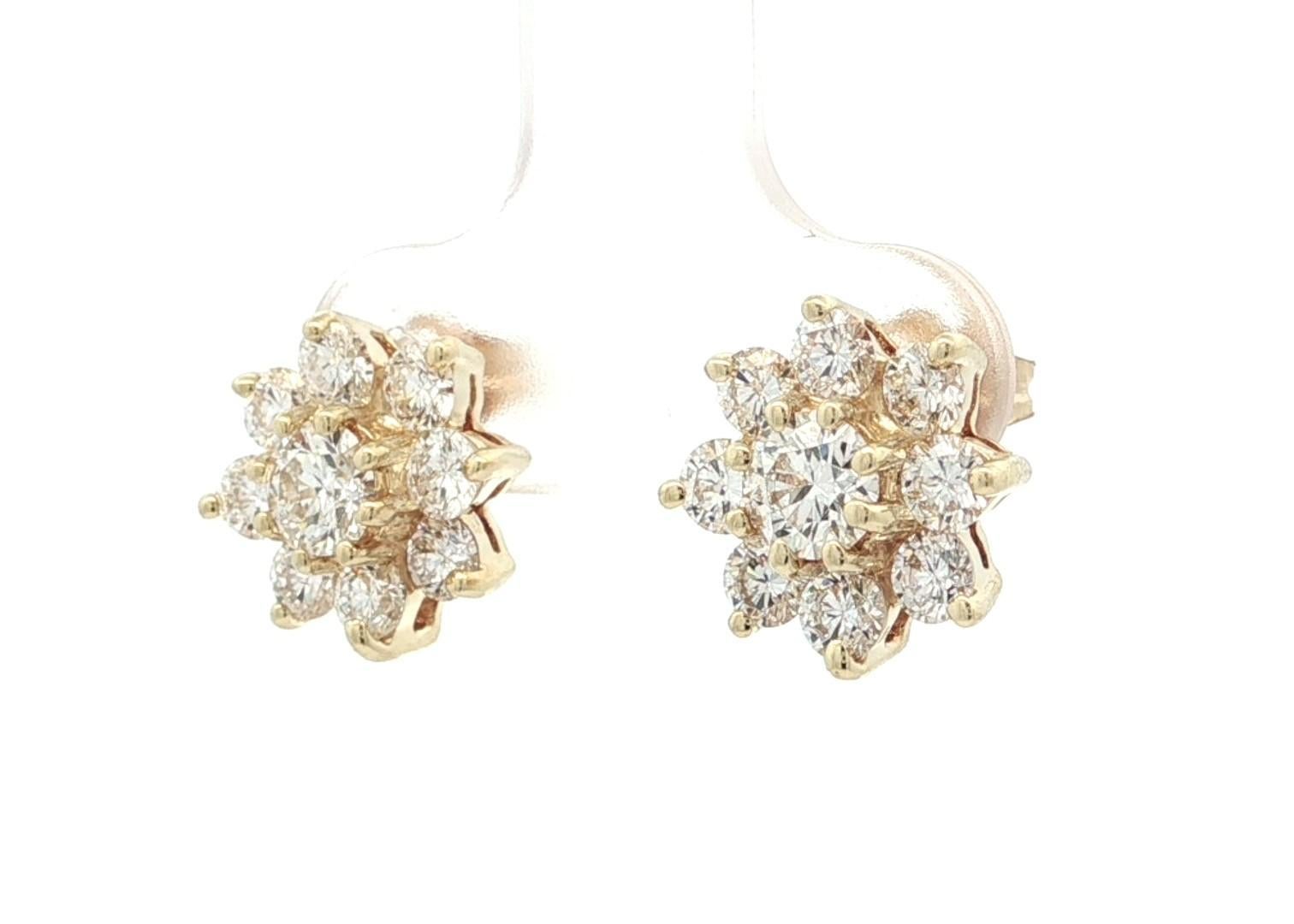 Taille brillant Boucles d'oreilles fleur en or jaune 14k avec 1,84ctw de diamant rond en grappe en vente